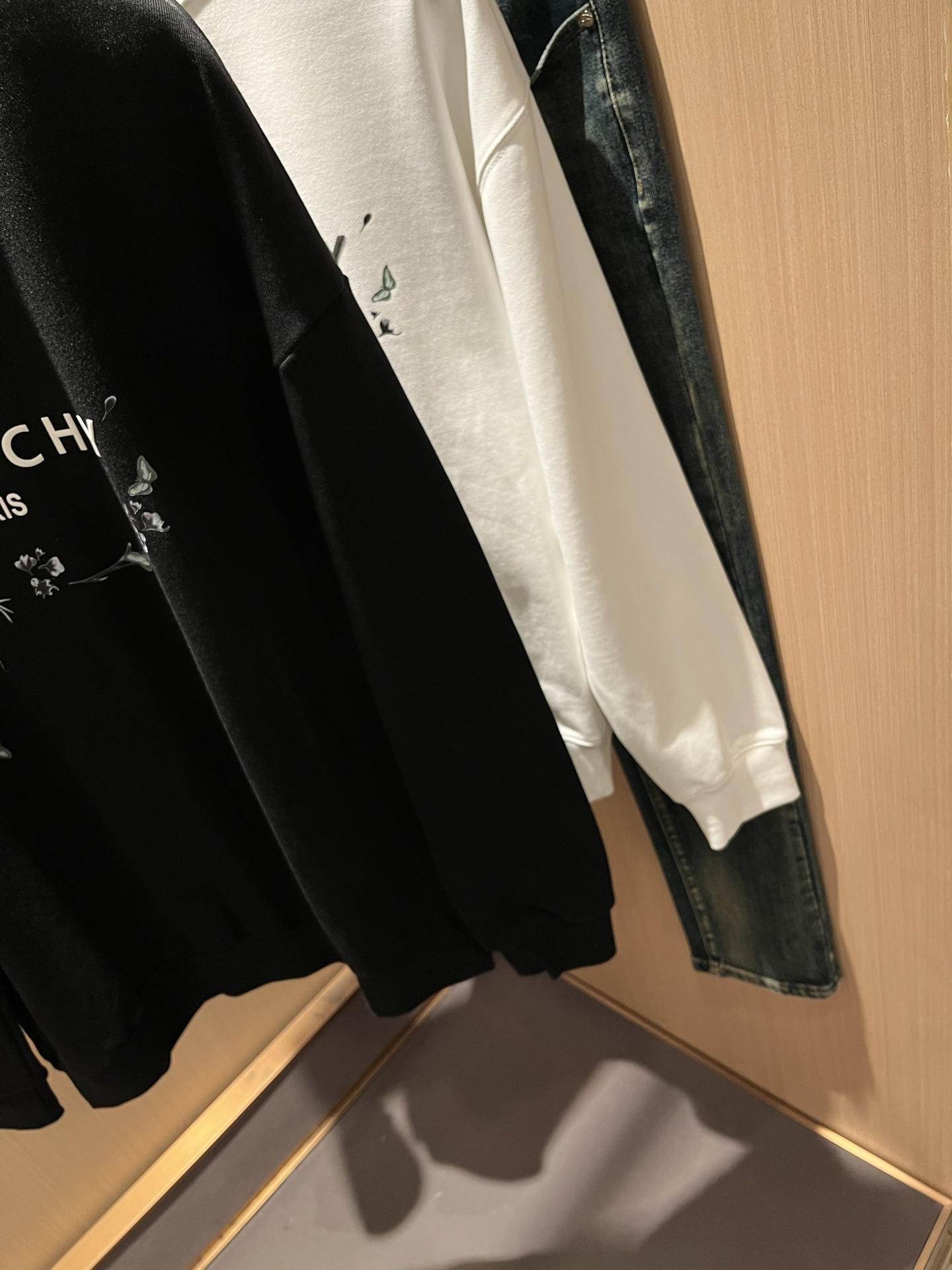 Giv*chy/纪*希2025秋冬新款男女同款👫卫衣，主创时尚注入了全新时尚能量。通过探索各种题材和性感