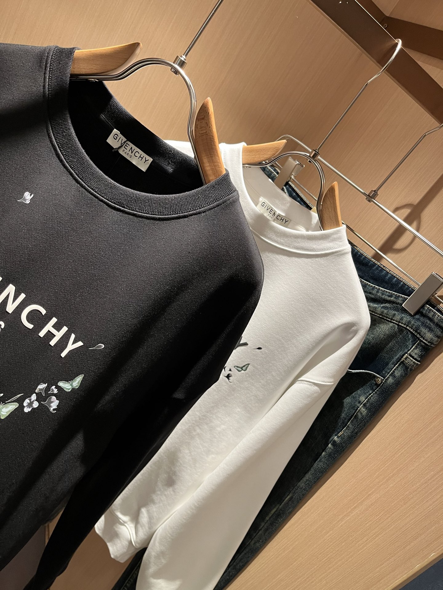 Giv*chy/纪*希2025秋冬新款男女同款👫卫衣，主创时尚注入了全新时尚能量。通过探索各种题材和性感