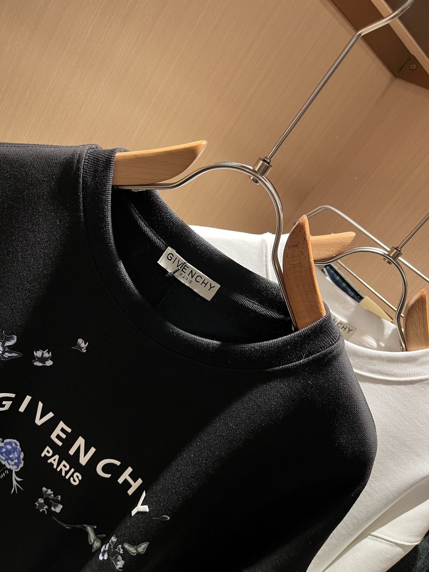 Giv*chy/纪*希2025秋冬新款男女同款👫卫衣，主创时尚注入了全新时尚能量。通过探索各种题材和性感