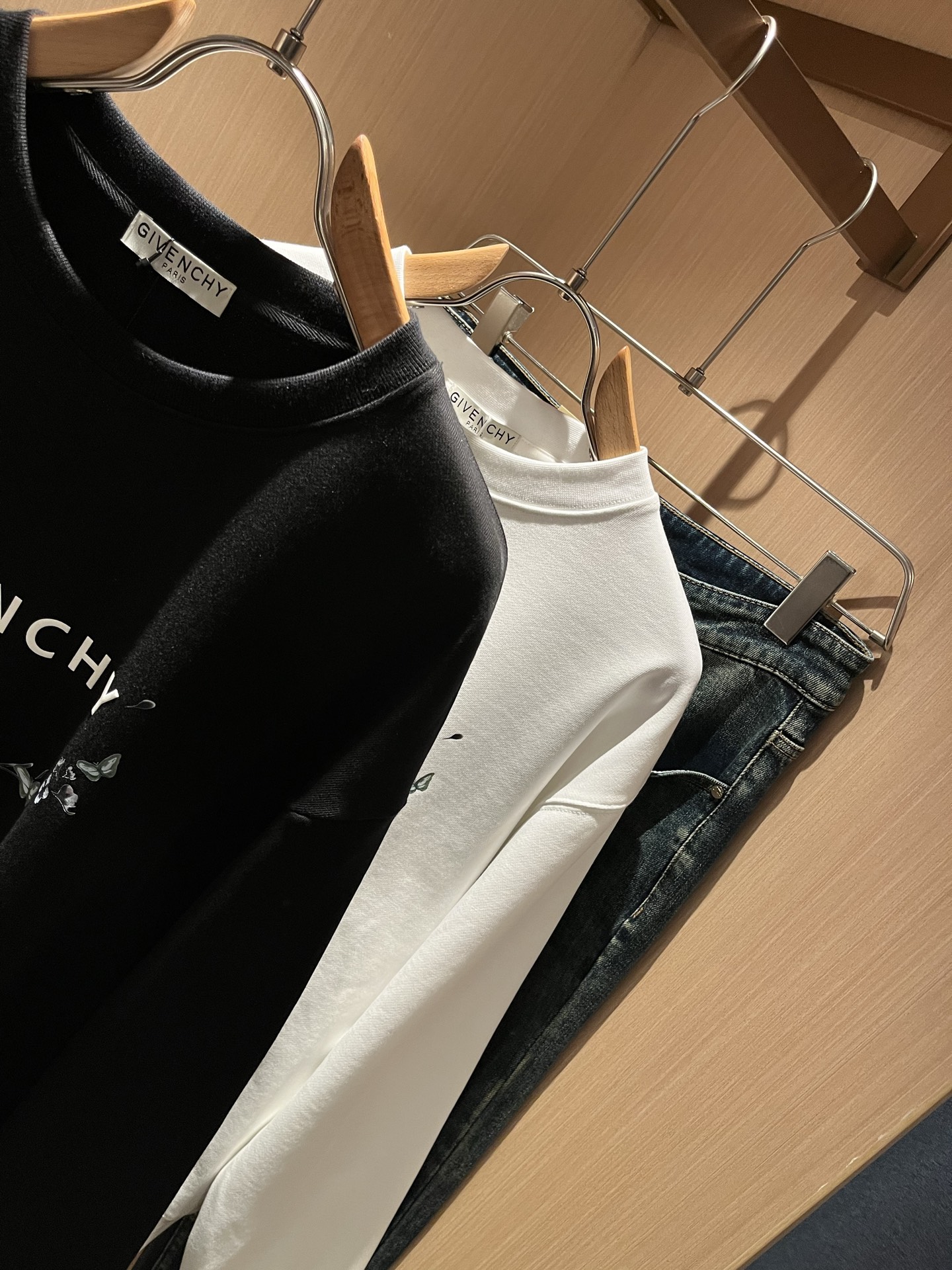 Giv*chy/纪*希2025秋冬新款男女同款👫卫衣，主创时尚注入了全新时尚能量。通过探索各种题材和性感