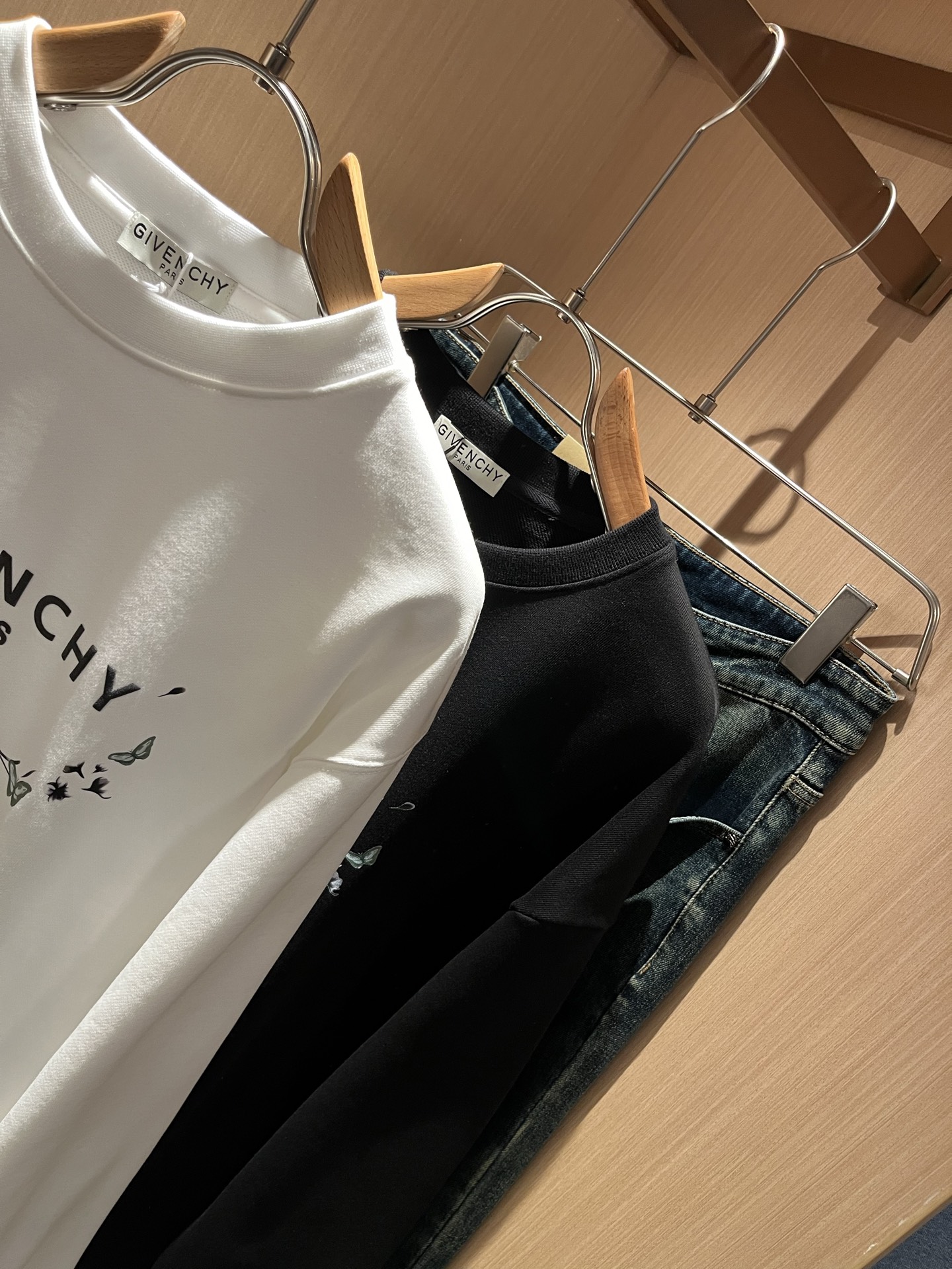 Giv*chy/纪*希2025秋冬新款男女同款👫卫衣，主创时尚注入了全新时尚能量。通过探索各种题材和性感