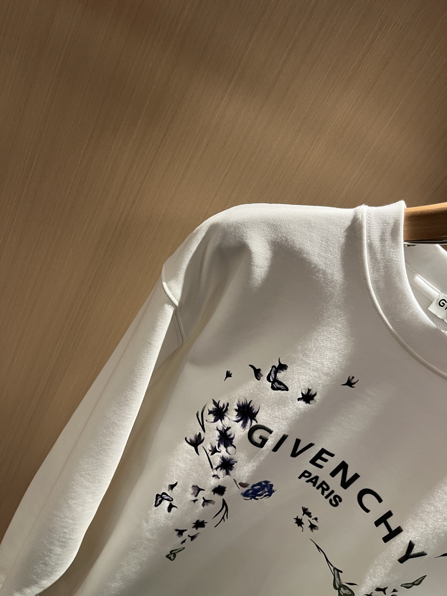 Giv*chy/纪*希2025秋冬新款男女同款👫卫衣，主创时尚注入了全新时尚能量。通过探索各种题材和性感