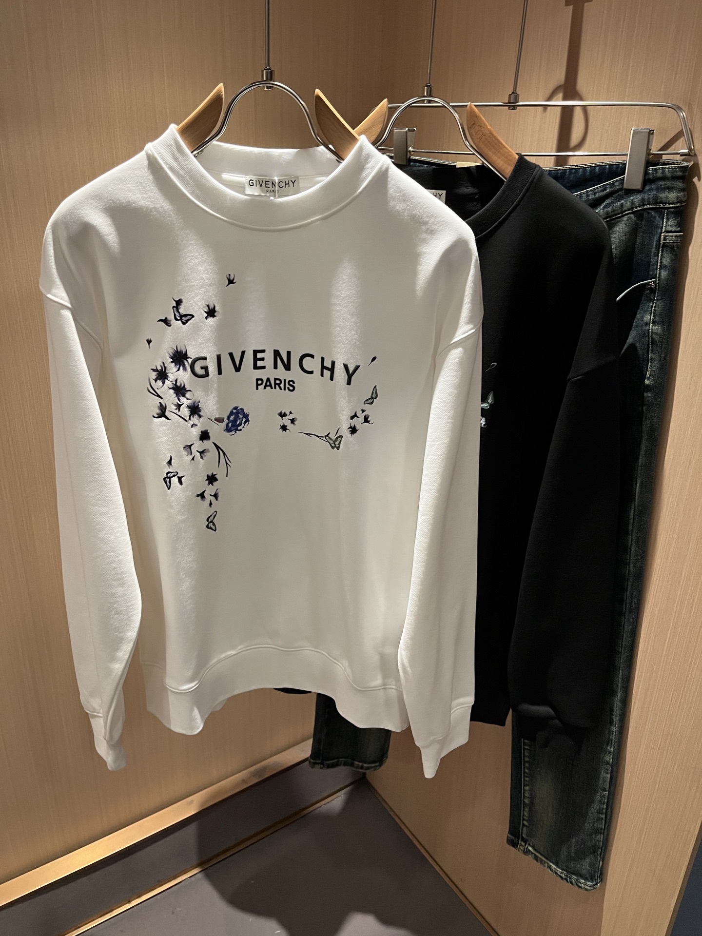 Giv*chy/纪*希2025秋冬新款男女同款👫卫衣，主创时尚注入了全新时尚能量。通过探索各种题材和性感