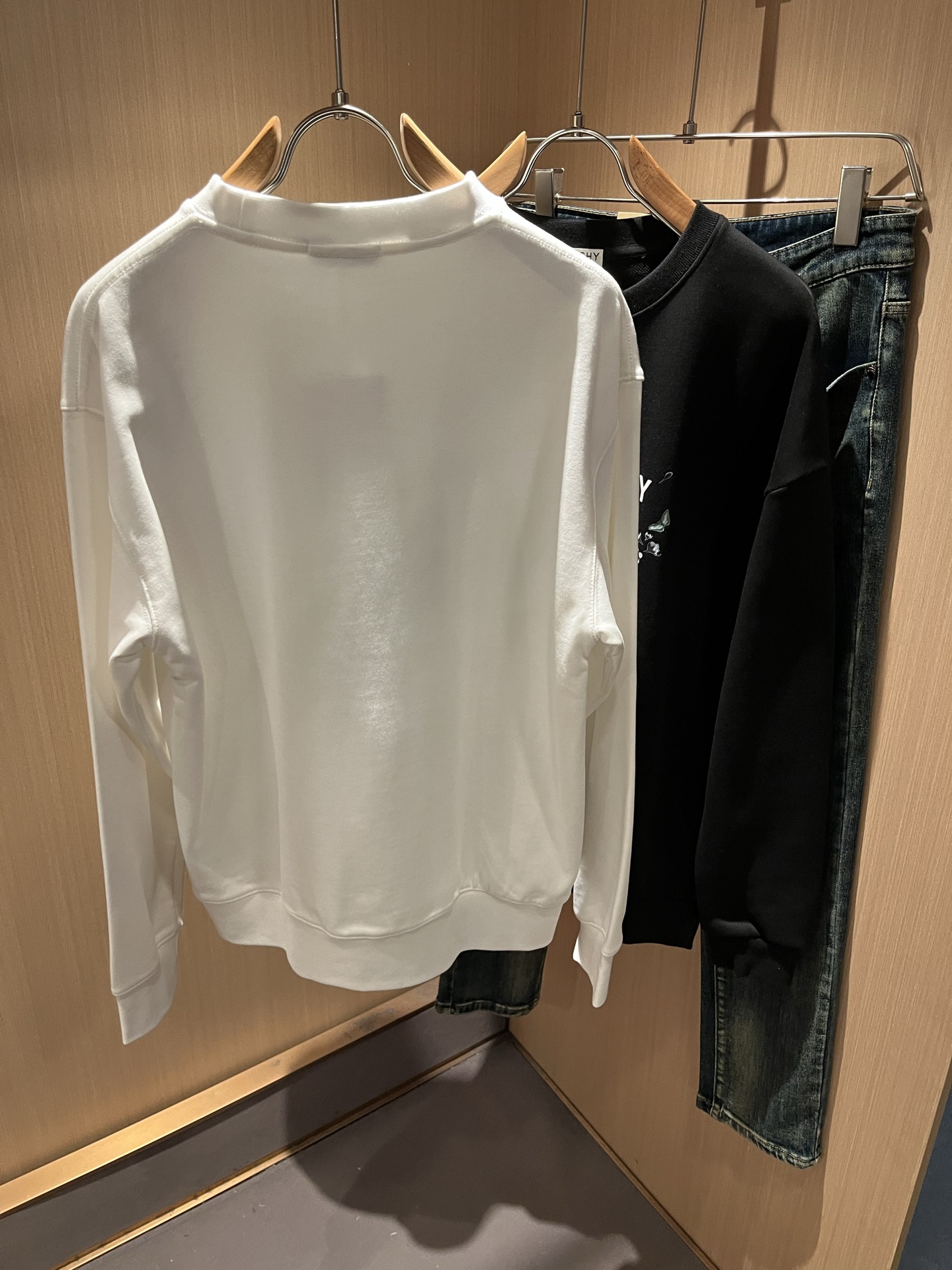 Giv*chy/纪*希2025秋冬新款男女同款👫卫衣，主创时尚注入了全新时尚能量。通过探索各种题材和性感