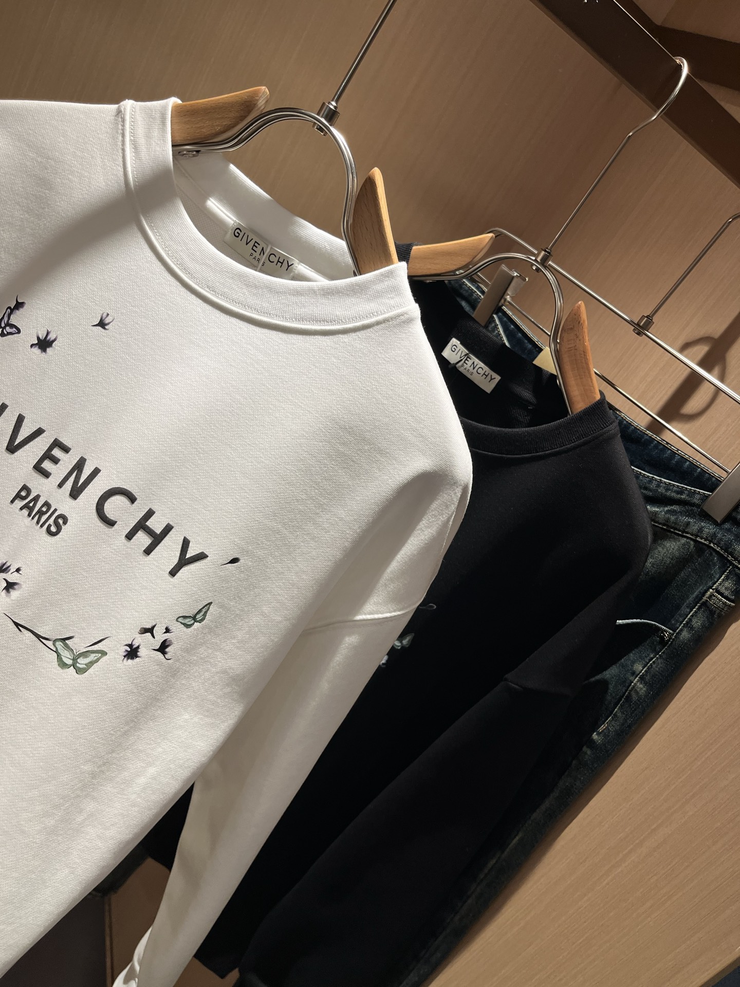 Giv*chy/纪*希2025秋冬新款男女同款👫卫衣，主创时尚注入了全新时尚能量。通过探索各种题材和性感