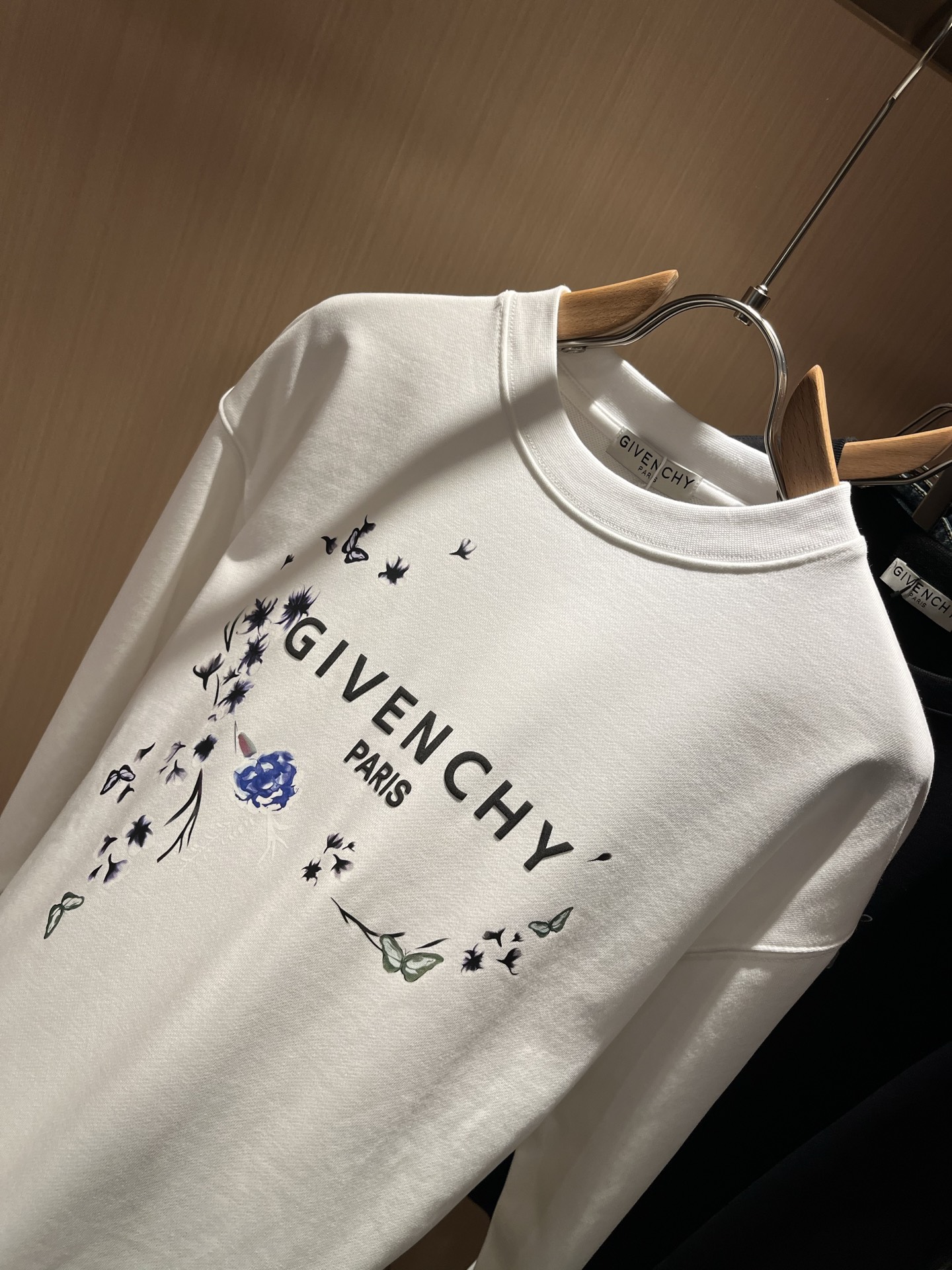 Giv*chy/纪*希2025秋冬新款男女同款👫卫衣，主创时尚注入了全新时尚能量。通过探索各种题材和性感