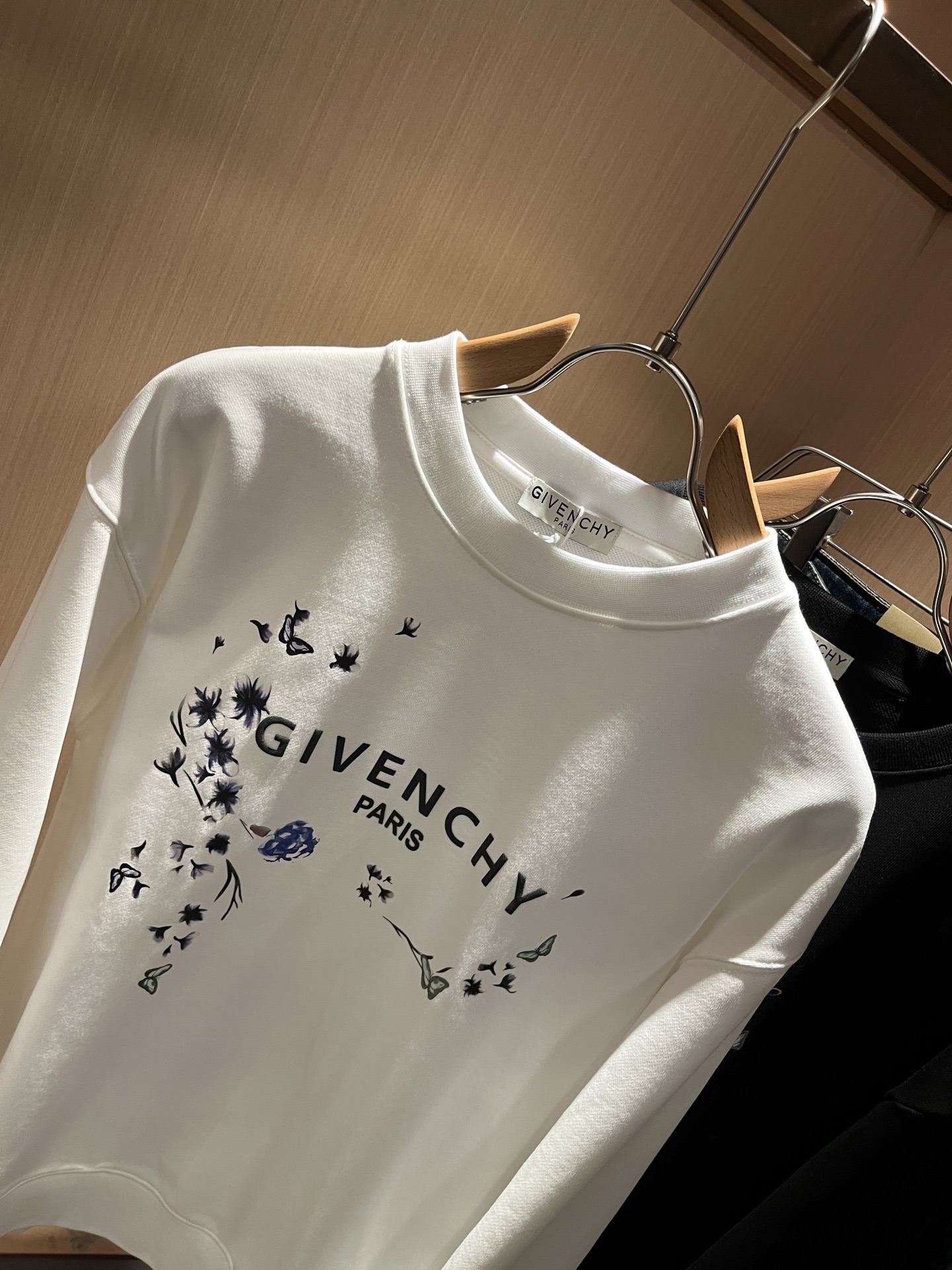 Giv*chy/纪*希2025秋冬新款男女同款👫卫衣，主创时尚注入了全新时尚能量。通过探索各种题材和性感