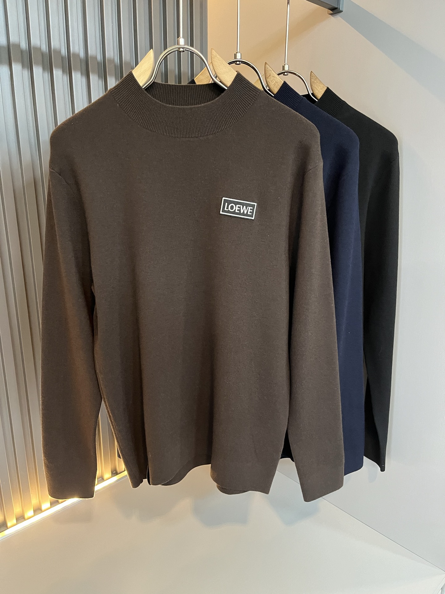 NO:645685,LO*WE/Luo*Wei 2025 new autumn and winter knitted woolen sweaters, products from trading company channels, the latest products in 2025, simultaneous sales in official counters, classic star-level items!  LO*WE's leather goods have the highest say in the entire fashion circle. The brand value is very influential and has a century-old historical and cultural heritage. It is a brand used by the royal family and nobles. Its exquisite craftsmanship and design have subverted modern aesthetics!  The overall design is in line with the aesthetic design of the LOE family, using classic brand elements, perfectly inheriting the essence and genes of the LOE family, and designing the logo and pattern embroidery design!  The vision is quite exquisite and beautiful, highlighting the brand characteristics, highly recognizable and very fashionable. The overall design interprets minimalism to the extreme, simple and elegant!  We supply high-end materials imported from Egypt and select high-end knitted wool fabrics!  Extremely luxurious and special materials, the fabric properties are all excellent, the tactile experience is self-evident, the ultimate luxury enjoyment!  The appearance is perfect, and the details are exquisite and elegant. It not only reduces age but also highlights the fashionable temperament. The upper body is full of temperament. The color matching is quite in line with the needs of matching seasons. It has a high degree of control and mix-matching. It has no age limit and has an excellent sense of style!  Size M-3XL,,loewe,alexander wang19860909LO*WE/罗*威2025秋冬新款针织羊毛衫,贸易公司渠道货,2025年最新品,官柜同步售卖,经典明星级单品！LO*WE家的皮具单品在整个时装圈最有极高的的发言权,品牌价值影响力颇高,有着百年历史文化底蕴,皇室御贵族御用品牌,其精湛的手工艺及设计感颠覆了现代审美！整体的设计符合LOE家美学设计,运用了经典的品牌元素,完美沿袭了LOE家的精髓与基因,设计logo标识图案刺绣设计！视觉颇为精致美观,彰显了品牌特质,辨识度极高且极具时髦感,整体的设计将极简主义阐释到极致,简约而大方！客供埃及进口高级物料,甄选高端针织羊毛面料！极为奢华特殊的材质,面料属性皆为上乘,触感体验不言而喻,奢华极致享受！品相完美如斯,细节处处精致考究,即减龄又凸显了时髦气质感,上身满满的气质感,配色相当符合搭配季节需求,驾驭度混搭性极高,无关年龄界定,造型感极佳的一款单品！尺码M-3XL,,loewe,alexander wang,Men's clothing