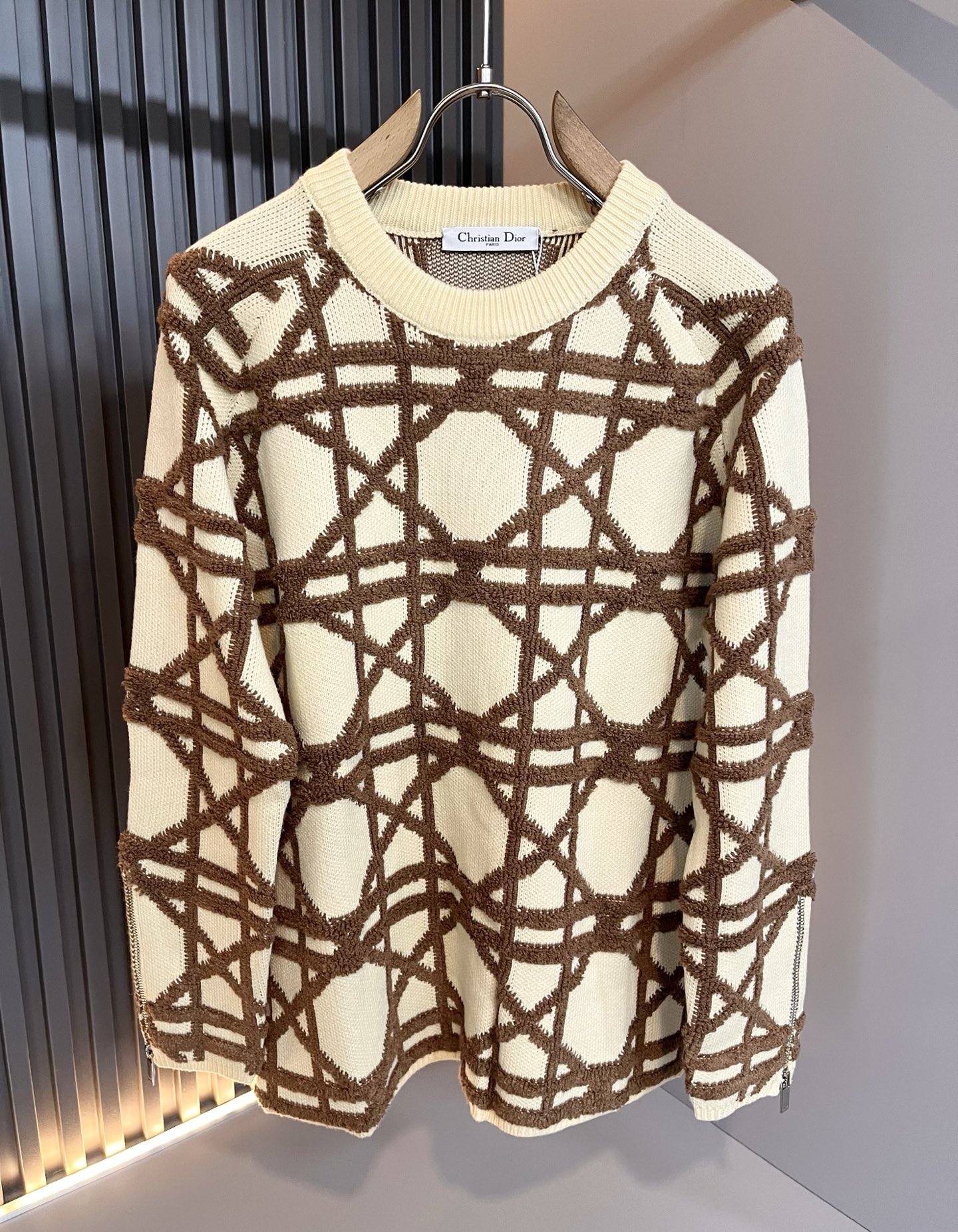 NO:645667,Dio*Dijia's new 2025 autumn and winter knitted woolen sweaters for men and women are on sale simultaneously at counters!  Customized exclusive wool fabric, easy to match and versatile, extremely high-grade, perfectly integrated into fashion and style, a top-notch fashionable style that is perfect for outer wear!  The whole thing gives people a natural feeling!  The ultimate classic uses the latest three-dimensional plaid logo crochet design!  The ultimate heavy work, the ultimate perfection!  Fans who pursue high quality should rush to buy it by themselves, and we sincerely invite all fans who know the goods to appreciate this model together!  !  Size M-3XL,,dior,dior,alexander wang19860909Dio*迪家 2025秋冬新款男女同款针织羊毛衫,专柜同步发售！定制专属羊毛面料,从容百搭,档次极高,完美融入时尚还有风情感一款完美符合外穿的顶尖时髦气质款！整体给人浑然天成的感觉！极致经典采用最新立体格子logo钩织设计！极致的重工极致的完美！追求高品质的粉丝们请自行抢购,诚邀所有识货的粉丝一同鉴赏此款！！尺码M-3XL,,dior,dior,alexander wang,Men's clothing