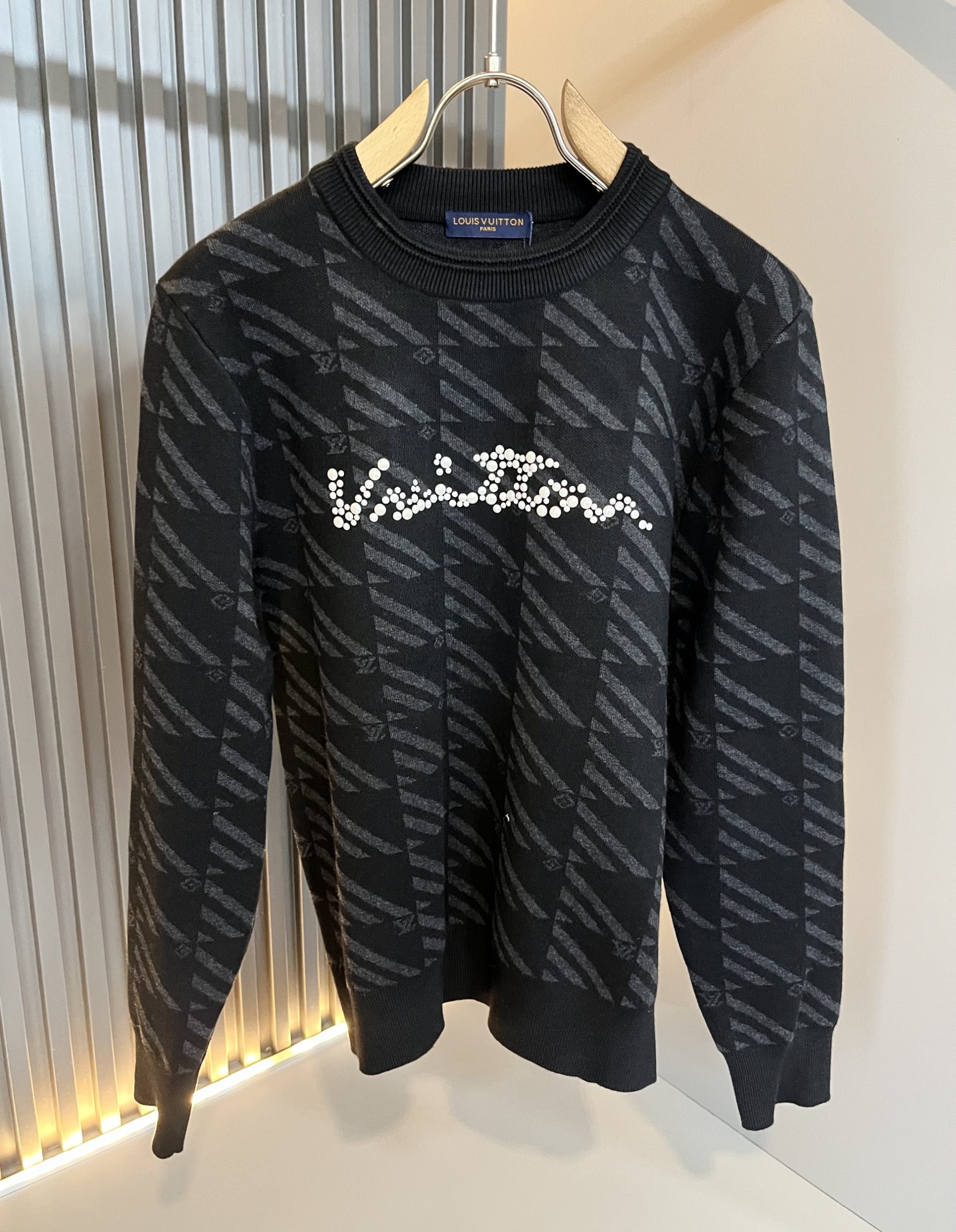 NO:647780,LouisVuitt* Louis*den's new 2025 autumn and winter knitted woolen sweater, the latest fashion trend effect, fashionable new charm, elements and modern high street style fusion 'Tianguan's work', a single product with full appearance. Knitted wool fabric is available for customers!  It feels smooth and delicate, and the breathability and comfort are impeccable. The simple and stylish design comes from the latest fashion techniques, including the logo and pattern laminated design!  Highlight the avant-garde unique personality. A must-have item for fashionistas to express the meticulous fashion atmosphere of the new season. Same style for men and women. Sizes M-3XL,, louis vuitton, louis vuitton, alexander wang19860909LouisVuitt*路易*登2025秋冬新款针织羊毛衫,最新时尚潮流效果,时尚新韵味,元素及现代潮流的高街风格融合一起的“天官之作”,颜值十足的单品.客供针织羊毛面料！手感顺滑细腻,着身的透气舒适感无可挑剔.简约时尚的版型设计来源于潮流时尚的最新手法,标志logo图案压胶设计！彰显前卫独特个性.时尚达人的必备单品表达全新季度一丝不苟的时尚气息.男女同款.尺码M-3XL,,louis vuitton,louis vuitton,alexander wang,Men's clothing