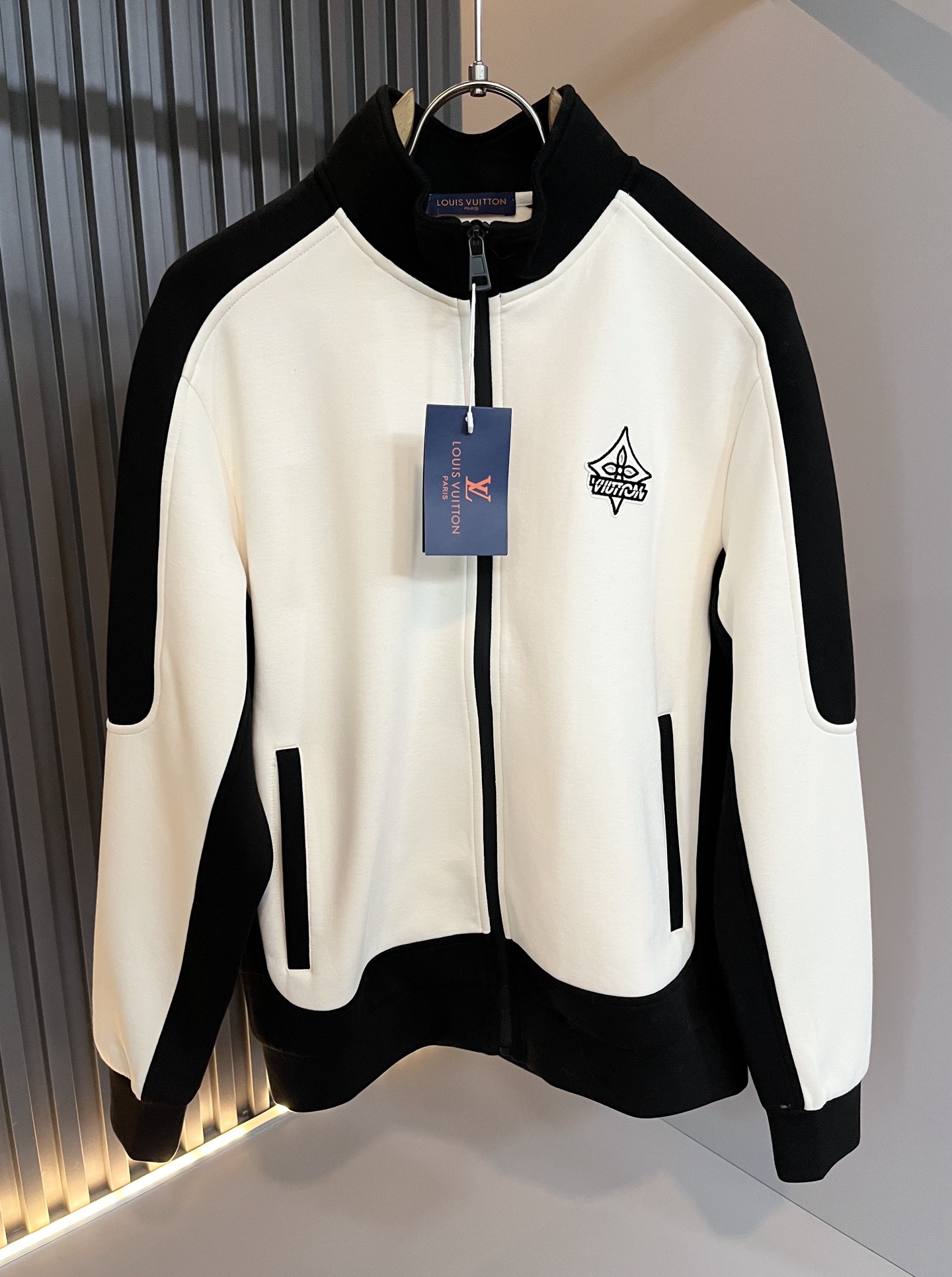 NO:647760,LouisVuitt* Louis*den's new 2025 sweatshirt series is online. It is a very fashionable and avant-garde sweatshirt for men and women, decorated with logo and pattern laminated technology!  It is different from the past and declares the design concept that the brand has inherited for many years!  Its eye-catching appeal is no less than any classic style, perfectly presenting the sense of fashion, high-end and luxury to the world!  It is made of imported 100% cotton material supplied by customers. It is made of selected high-quality pure cotton fabric. It feels soft and skin-friendly and delicate. The actual product will definitely exceed your imagination. It is extremely comfortable and breathable. Even if you sweat profusely, you will not feel greasy or stuffy. It maximizes sweat wicking and moisture absorption!  Size M-3XL,,louis vuitton,louis vuitton,hoodie,sweatshirts,alexander wang19860909LouisVuitt*路易*登 2025卫衣全新系列单品上线,非常时髦前卫的一款男女同款卫衣,标识logo图案压胶工艺修饰！区别于以往的不同,宣示品牌传承多年的设计理念！其吸睛度完全不亚于任何经典款式,将时髦高级感与奢华感完美呈现在世人眼前！客供进口全棉材质制成,精选优质g纯棉面料,触感软糯亲肤细腻,实物到手绝对超乎你的想象,贴身无比舒适透气,即便是汗流浃背也不会有腻身及闷热感可言,将排汗吸湿性发挥到了极致！尺码M-3XL,,louis vuitton,louis vuitton,hoodie,sweatshirts,alexander wang,Men's clothing