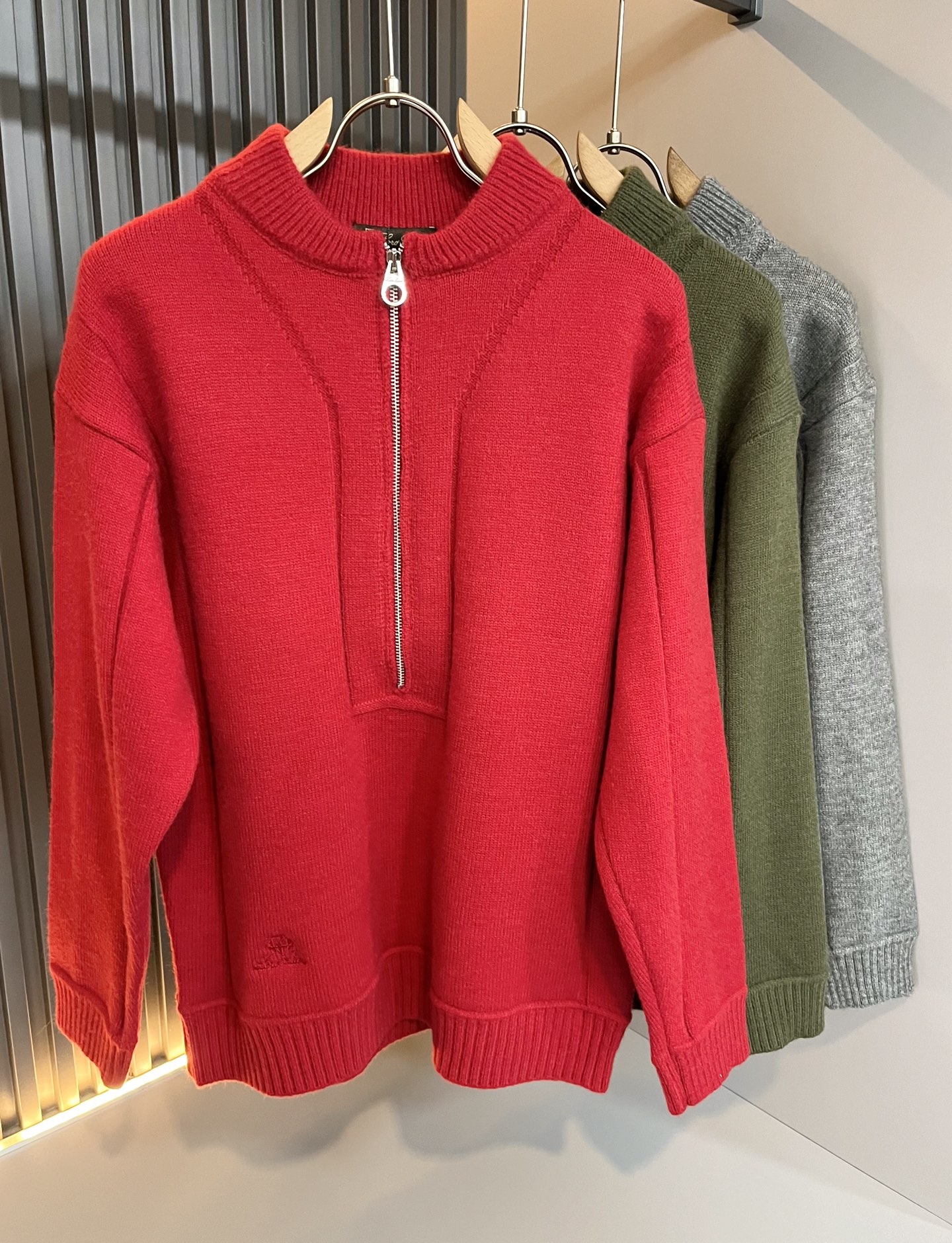 NO:647774,Loro Piana 2025 autumn and winter men's latest trade order knitted wool cardigan, all in good condition!  !  The upper body is comfortable and breathable, not stiff, and the overall body has a rich three-dimensional feel. Quality export order, logo embroidery design on the hem!  The tailoring of the exclusive knitted wool fabric meets the simple needs of commuters. The upper body effect is very good, slimming, and not picky about the figure. The workmanship of the fabric... is impeccable. Only good craftsmanship and good fabrics can make you wear a good taste. It is a must-have item for everyone!  Size M-3XL,,loro piana,alexander wang19860909Loro Piana诺悠翩雅 2025秋冬男士最新的贸易订单针织羊毛开衫,全品相！！上身舒适透气,不僵硬,整体有着丰富的立体感,品质出口订单,下摆logo图案刺绣设计！定制专属针织羊毛面料剪裁,满足通勤人们对于着装的简约需求,上身效果很好,显瘦,不挑剔身材.面料做工....无可挑剔,好工艺好面料才能穿出好品味一款,人手必备单品！尺码M-3XL,,loro piana,alexander wang,Men's clothing