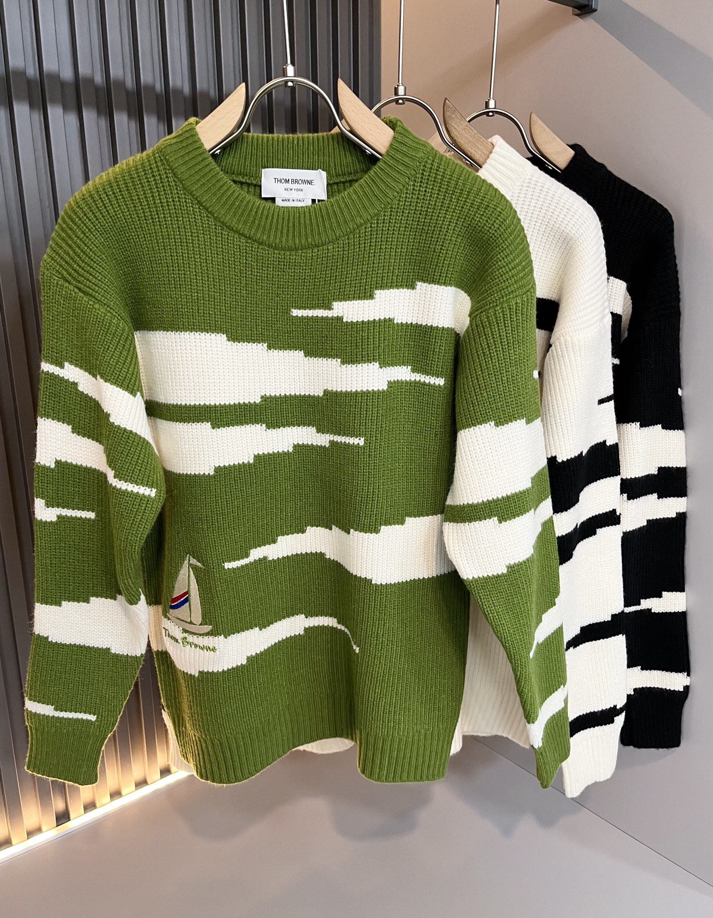 NO:647753,ThomBrow*e's 2025 autumn and winter new knitted wool sweater for men and women, this year's new counter product, super soft wool fabric for men and women!  A fashionable and versatile model for the city, it will definitely be super popular this year. It is a must-have artifact for autumn and winter. It has a unique texture, soft and smooth feel, and cannot be compared with ordinary fabrics. It is designed with conventional knitted wool fabrics and an embroidered logo pattern on the hem!  Crochet with classic iconic stripe design!  A rare model that can only be found. Very attractive design, liningless inseam binding technology, and very detailed. It is a model that requires a lot of attention to technology. Details determine the high-end. Minimalist design elements of the season, a must-have item for trendy men, perfect fit, highly recommended!  Size M-3XL,,alexander wang19860909ThomBrow*e汤姆*朗2025秋冬新款男女同款针织羊毛衫,今年的专柜新品,男女同款超软羊毛面料！时尚都市百搭款,今年必定超火爆,秋冬必备神器,质感独特,手感柔嫩顺滑,不是一般面料所能对比的产品.常规的针织羊毛面料设计,下摆刺绣logo图案设计！钩织搭配经典标识性经典条纹设计！可遇不可求的款 非常极具魅力的设计,无里布内缝包边工艺,细节非常到位,要非常讲究技术的一款,细节决定高端.极简当季的设计元素,潮男必备单品,完美版型,强烈推荐！尺码M-3XL,,alexander wang,Men's clothing