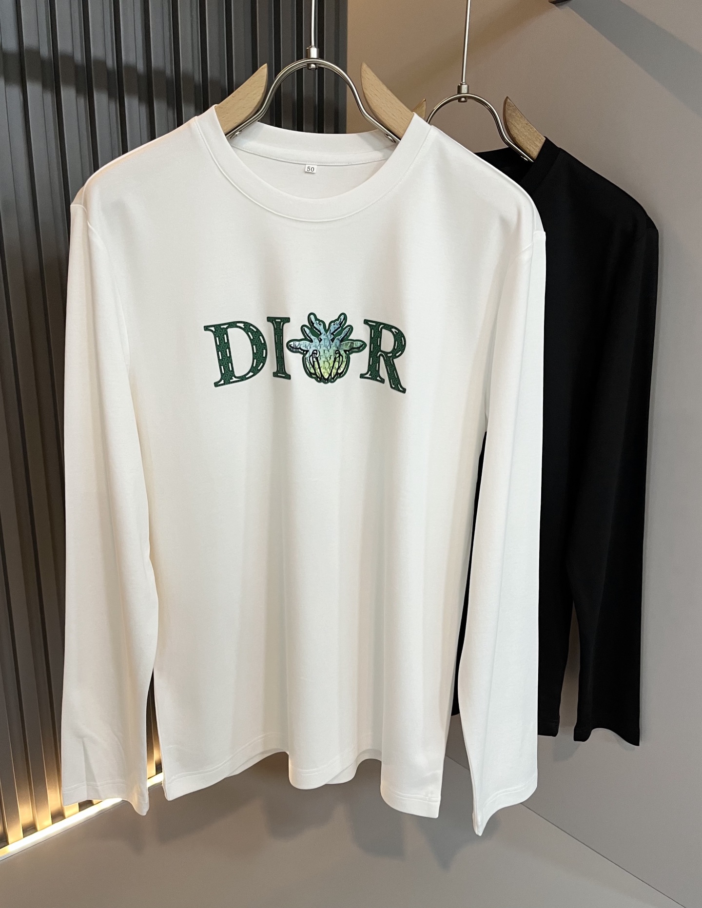 NO:645679,Dio*Dijia's new 2025 autumn and winter long-sleeved bottoming shirts for men and women are on sale simultaneously at counters!  Customized exclusive 260g pure cotton fabric, customized original craft thread, chest logo pattern laminated craft design!  Simple and elegant, easy to match and versatile, extremely high-grade, perfectly integrated into fashion and style, it is a top-notch fashionable style that is perfect for outer wear!  The whole thing gives people a natural feeling!  The ultimate classic and versatile style, designed with the latest three-dimensional letter logo laminated elements!  The ultimate heavy work, the ultimate perfection!  Fans who pursue high quality should rush to buy it by themselves, and we sincerely invite all fans who know the goods to appreciate this model together!  !  Size M-4XL,,dior,dior,alexander wang19860909Dio*迪家 2025秋冬新款男女同款长袖打底衫,专柜同步发售！定制专属260克纯棉面料,定制原版工艺螺纹,胸前logo图案压胶工艺设计！简约大方,从容百搭,档次极高,完美融入时尚还有风情感一款完美符合外穿的顶尖时髦气质款！整体给人浑然天成的感觉！极致经典的百搭型,采用最新的立体字母logo压胶元素设计！极致的重工极致的完美！追求高品质的粉丝们请自行抢购,诚邀所有识货的粉丝一同鉴赏此款！！尺码M-4XL,,dior,dior,alexander wang,Men's clothing