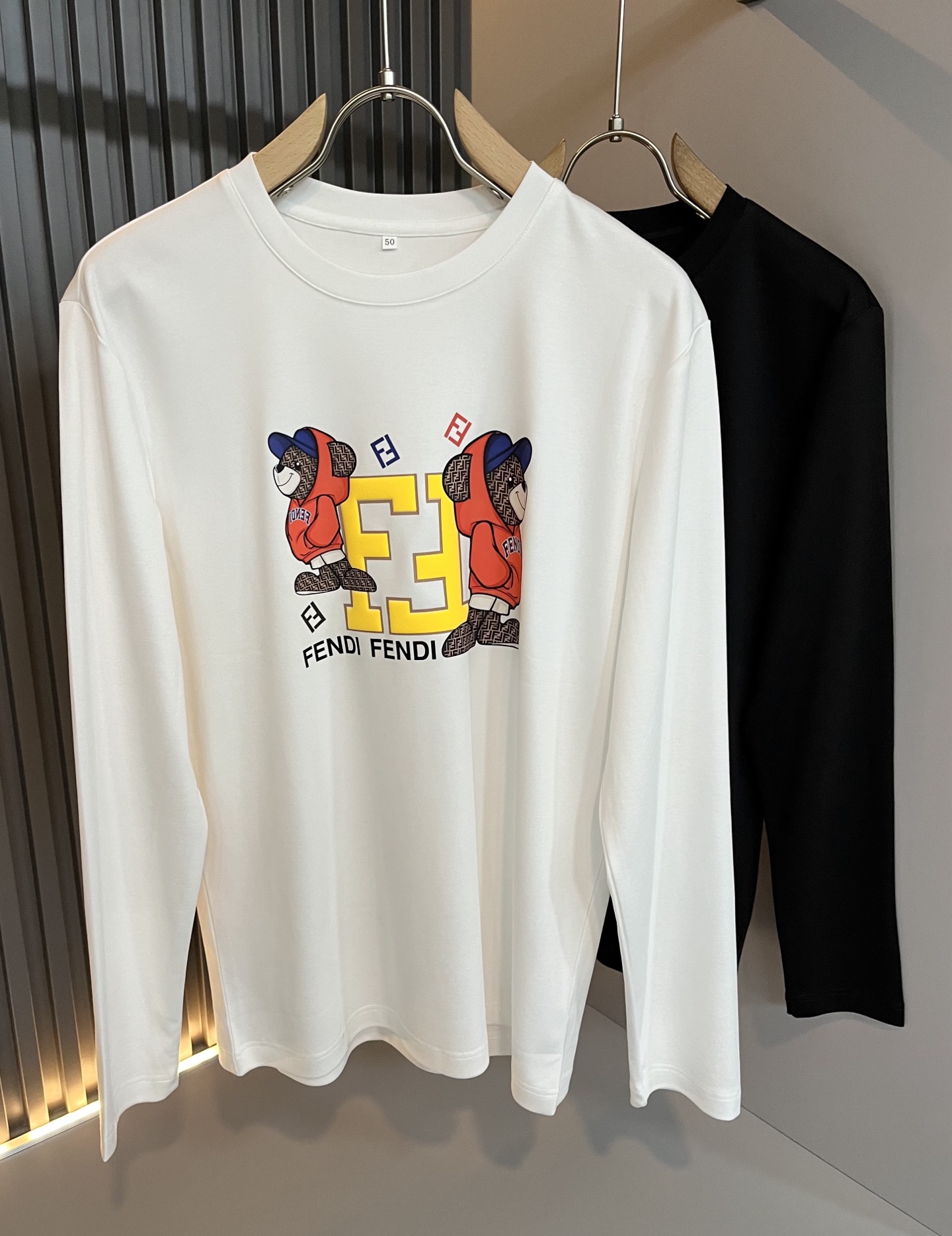 NO:647796,FEN*I Fen*di 2025 new autumn and winter FD family FF same style bottoming shirt for men and women, versatile and very short sleeves for men and women. Original order from Italy, popular item of FD family, made of simple solid colors. FD family's long-lasting iconic product, full of representativeness and full sense of specification, a boutique worth buying for all FD fans!  Pure Italian channel order, the FD family's high-end and popular product, a very popular item at the moment, with the iconic letter logo pattern laminated and decorated!  High-end goods worth keeping for yourself and giving away!  Trendy and good-looking, full of trendy atmosphere, extremely high-grade and standard, and using a very classic black and white two-color combination, which gives a strong visual impact and is highly recognizable. It is made of top-grade exclusive pure cotton fabric, feels soft, delicate and comfortable, and the appearance is quite advanced and classy!  It perfectly interprets the charm of the brand and leaves a deep impression on people. It is more fashionable and charming, and the upper body is simple, elegant and fashionable, and there is no pressure to wear it!  Wear it alone or paired with it, it’s a beautiful sight that can’t be ignored!  Size M-4XL,,fendi,dior,T-shirt,alexander wang19860909FEN*I 芬*迪2025秋冬新款FD家族FF男女同款打底衫,男女同款百搭极简短袖.意大利原厂订单,FD家族人气单品,简约纯色系打造.FD家族经久不衰的标志性臻品,代表性十足,规格感十足的精品,所有FD粉丝都值得抢购的精品！纯正意代渠道订单,FD家族的高奢人气爆款产物,当下十分火爆的单品,标志性字母logo图案压胶修饰！值得自留和送人的高端货！新潮又好看,潮流气息感十足,档次规格感极高,并且采用十分经典的的黑白双色搭配,给人的视觉冲击感相当强烈,有着极高的辨识度,顶级专属纯棉面料,打造,触感柔软细腻舒适,品相相当高级有档次！完美诠释品牌魅力,给人留下深刻印象.更具时尚与韵味,上身简约大方时尚,对于穿搭更是毫无压力！单穿内搭都极有味道,不可忽视的靓丽风景线！ 尺码M-4XL,,fendi,dior,T-shirt,alexander wang,Men's clothing