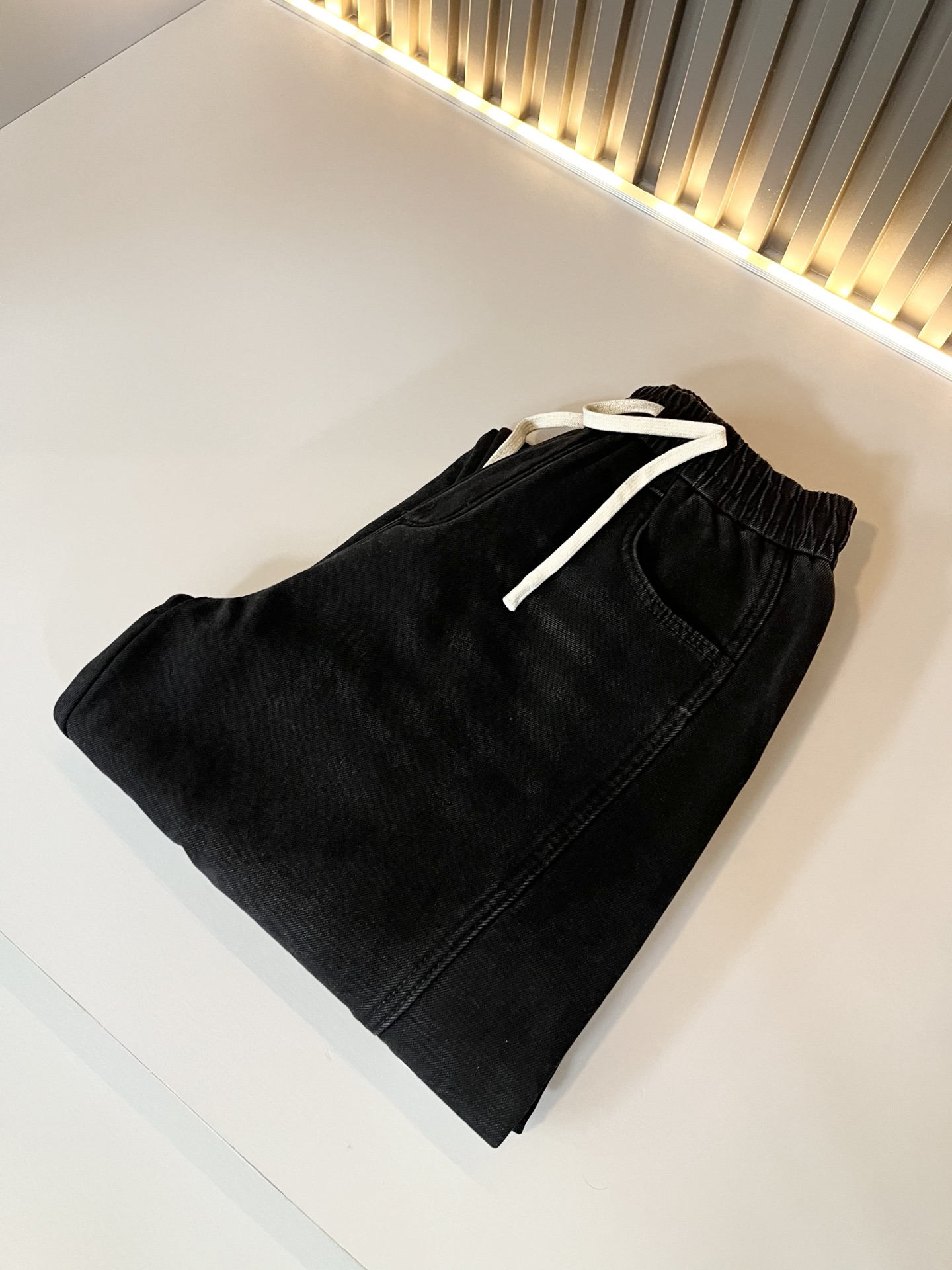 NO:645647,LO*WE/Luo*Wei plus velvet style!  2025 autumn and winter new men's fashion high-end casual fleece jeans, sourced from Hong Kong foreign companies, produced by Japanese original factory, pure blood quality, perfectly continuing the essence and genes of the LOE* family, from the main fabric to the detailed craftsmanship, all demonstrate the ingenuity of quality, using multiple brand elements to interpret, and the trouser leg logo laminated printing design!  A soulful expression of identity!  We provide customers with high-grade imported pure cotton fabrics, very high-end and fashionable detailed craftsmanship, and the red ear cloth is made by a specific antique loom. This element represents the identity and rank of the jeans, which is worth savoring!  It is invincible in terms of matching, interpreting the versatility in place, paying attention to the details, all the accessories are supplied by foreign merchants, the tailoring is fit and slim, and the upper body butt lifting effect is excellent. It is a styling item that can only be found but not sought after!  Size M-3XL,,loewe,jeans,alexander wang19860909LO*WE/罗*威加绒款！2025秋冬新品男士时装款高端休闲加绒牛仔裤,香港洋行渠道货,日本原厂出品,纯血统品质,完美延续了LOE*家的精髓与基因,从主体面料到细节工艺,无不彰显出品质的匠心所在,运用多个品牌元素标识来诠释,裤腿logo压胶印花设计！属于灵魂式的身份彰显！客供高级进口纯棉面料,非常高级且时髦的细节工艺,赤耳布是由特定古董织布机完成,此元素代表着牛仔裤的身份及段位,非常值得细品悦人！在搭配上所向无敌,把百搭阐释到位,细节匠心考究,辅料皆为外商客供,剪裁合体修身,上身提臀效果绝佳,可遇而不可求的造型单品！尺码M-3XL,,loewe,jeans,alexander wang,Men's clothing