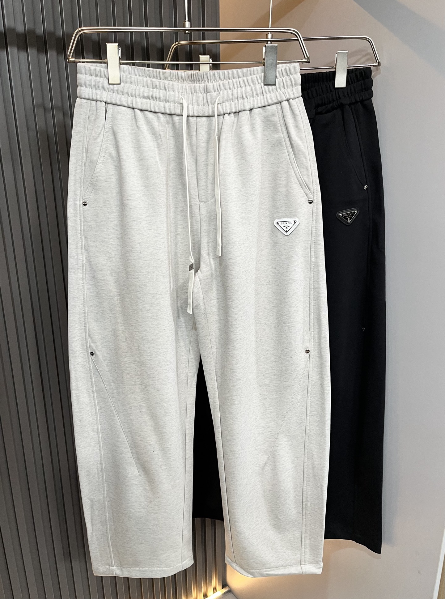 NO:645678,PRA*DA 2025 autumn and winter new men's casual pants, a high-end quality choice... A versatile trousers that has both casual pants and casual pants. It is also an indispensable matching artifact in men's wardrobe. It is a classic style that is practical to wear!  The design style of the entire pair of casual pants is simple and fashionable, which is very consistent with the low-luxury style setting. It has excellent skin-friendly value, is easy to wear, and has a full sense of details!  Customized logo pattern badge design!  The fabric is comfortable, feels soft and delicate, has a good vertical feel, looks very textured, and is full of fine and high-end charm. It has first-class and exquisite tailoring, and the wiring is meticulous, smooth and neat. It is a trousers that looks good with any casual style. If you like it, hurry up and get it, good products don’t wait for anyone!  Size M-3XL,,prada,alexander wang19860909PRA*DA普*达 2025秋冬新款男士休闲裤,高端品质之选……一款休闲裤兼备的百搭裤装,也是男士衣橱里不可缺少的搭配神器,属于实穿型的经典款式！整条休闲裤的设计风格简洁时尚,非常符合低奢的风格设定,亲肤值优越,穿着方便,细节感十足！定制logo图案徽章设计！面料舒服,手感柔软细腻,有着很好的垂直感,看上去非常有质感,细品高级韵味十足.一流精湛的版型裁剪,走线细致平顺工整,休闲随意怎么搭配都好看的裤装,喜欢的赶紧入手吧,好货可不等人！尺码M-3XL,,prada,alexander wang,Men's clothing