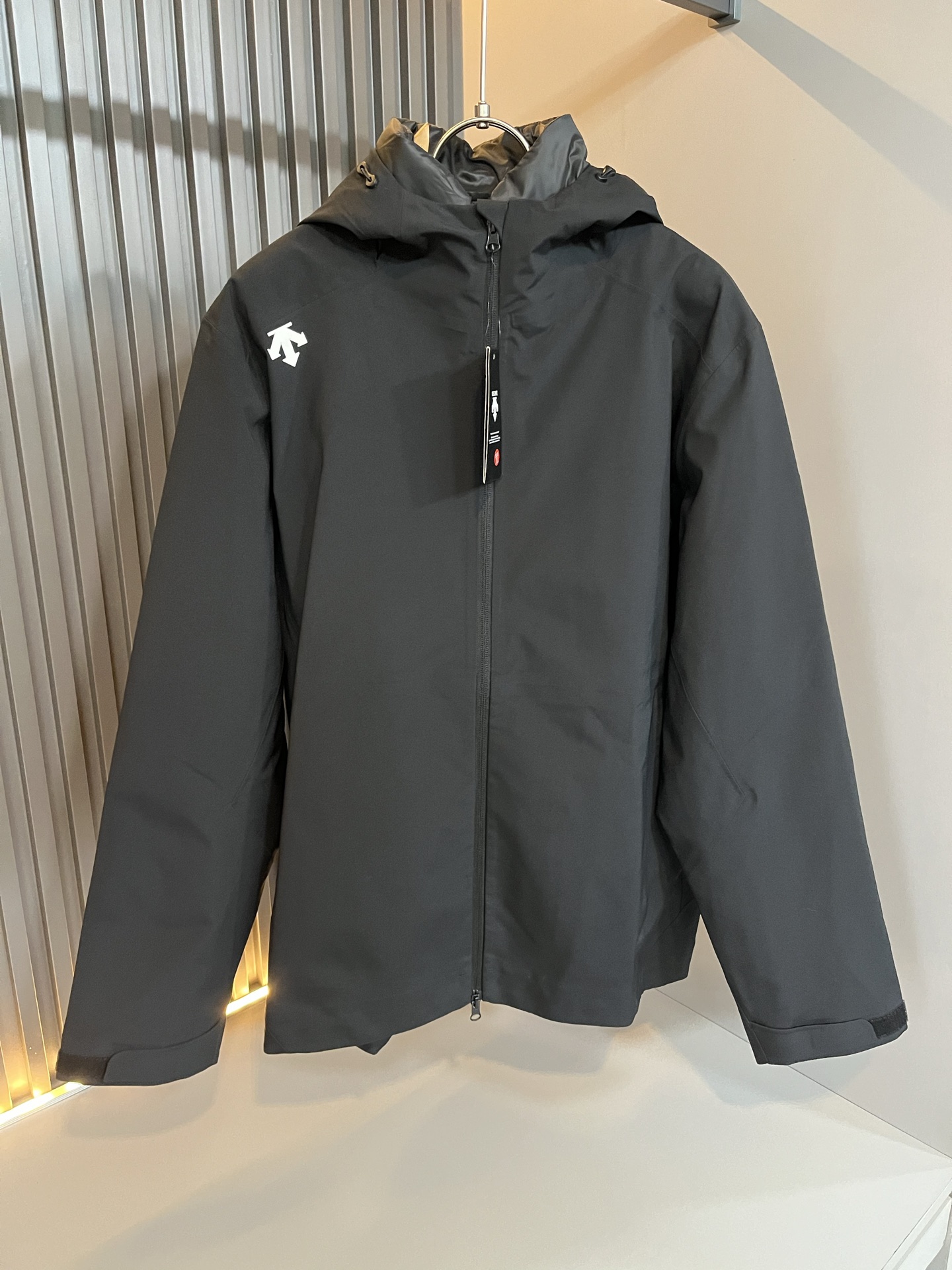 NO:647750,DESCENTE two-piece set!  2025 new autumn and winter men's and women's down jackets, a professional sports brand that has been proud since 1935. For more than 80 years, it has always adhered to the spirit of 'Design That Moves' to drive sports with design, integrating innovative technology with design aesthetics, and creating high-quality sports equipment in many professional fields such as skiing, golf, and triathlon!  The latest design elements of the brand!  In addition to its considerable attainments in style design, the most obvious or best thing is that it has deeper unique insights and attainments in fabrics. Through continuous structural research and problem solving, it is characterized by unique research on fabrics. These alone are enough to support it to become one of the leading new logo brand images in the clothing manufacturing industry. This model is made of quick-drying fabric!  Through precision workmanship, the hand feels smooth and soft, and it has both natural beauty and comfort. The large body shape is simple and clean, and the fabric shows a different hazy structural beauty. It is exclusively customized by opening a mold. The fabric tests the skills of the workers and can be smooth and compliant without wrinkles!  Logo pattern laminated design on the body!  The inner liner is designed with 95 white pressed velvet!  It really tests the handicrafts of each master!  It makes the whole thing clean and neat, without leaving a trace of thread. Nowadays, the neutrality that is pursued in life is also more refined in life!  Size M-3XL,,jackets & coats,jackets & coats,down jacket,alexander wang19860909迪桑特DESCENTE 两件套！2025秋冬新款男女同款羽绒夹克外套,自1935年荣耀至今的专业运动品牌.80余年来,始终坚持“Design That Moves” 以设计驱动运动的精神,将创新科技与设计美学相融合,在滑雪、高尔夫、铁人三项等多个专业领域,打造高品质的运动装备！品牌最新设计元素！除了在款式设计上颇有造诣之外,最明显或者说最为拿手的,应该就是在面料上的拥有更深独特见解跟造诣了.通过不断地结构研究和问题处理,在以面料独特研究为特征,仅凭这些就已经足以支撑其成为服装制造行业中,首屈可数的新标志品牌形象.此款采用速干面料材质！通过精工手感细滑柔软,同时兼具自然美感跟舒适度.大身上版型裁剪简洁干净,面料上显现出了不一样朦胧的结构性美感来.独家开模定制而成,面料及其考验工人的技术,能做到平整服帖又不起皱！衣身logo图案压胶设计！内胆95白压绒设计！真的是很考验每位师傅的手工制作！使得整体干净利索,不留一丝线头.现在对于生活有所追求的中性也在生活中更为精致！尺码M-3XL,,jackets & coats,jackets & coats,down jacket,alexander wang,Men's clothing