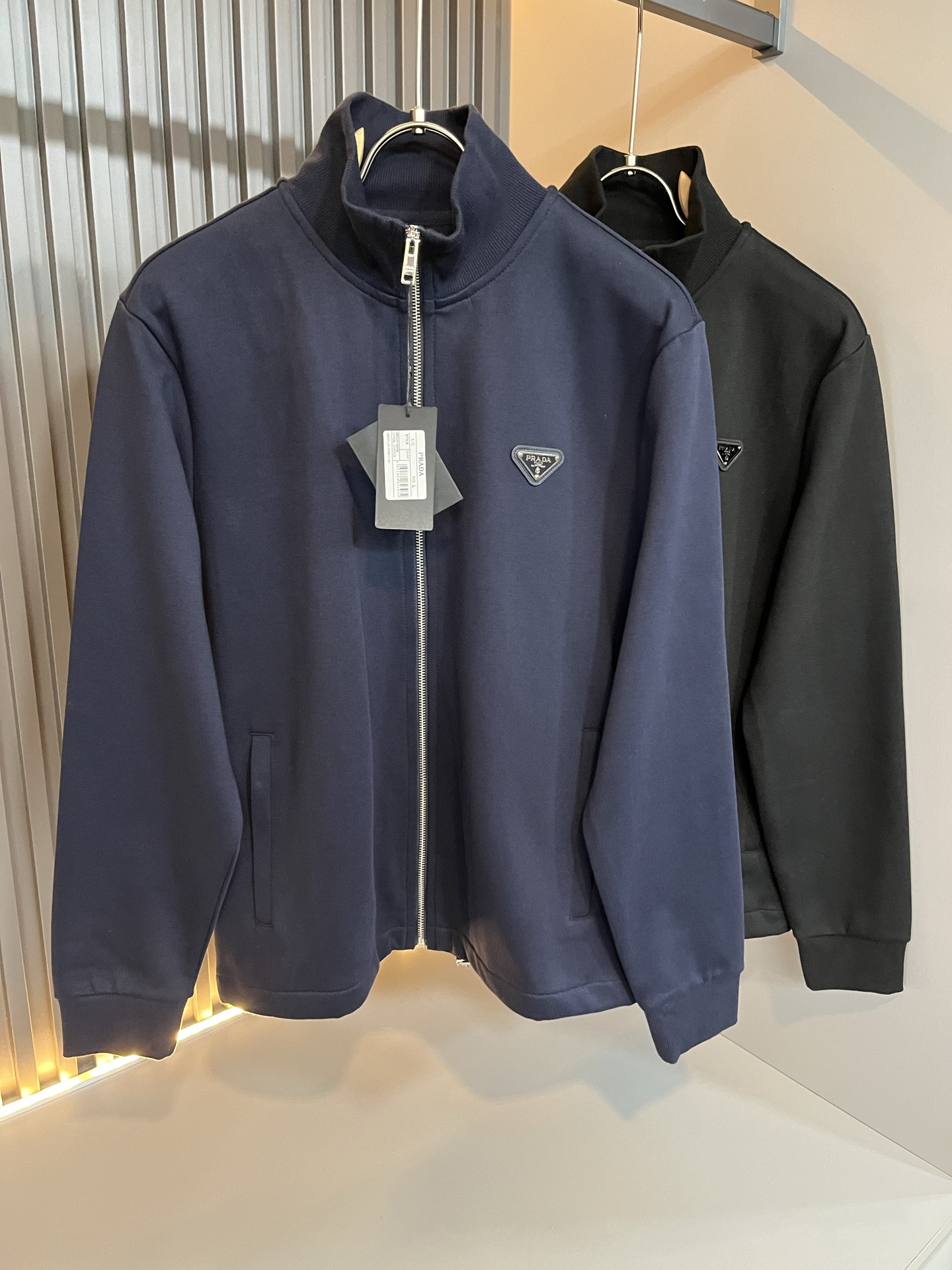 NO:645657,PRAD*A's new 2025 autumn and winter long-sleeved sweatshirts for men and women, the latest model is exclusively available on the entire network!  !  ~It is both classic and fashionable, who doesn’t love it? It shows the classic again, it is very eye-catching, and it has a low-luxury aura and recognition!  Pr*da's traditional brand concept and modern advanced technology are perfectly combined. Coupled with an extremely modern and simple design, Pr*da's exclusive three-dimensional logo pattern badge design!  Customized fabrics made of 100% imported pure cotton!  The texture of this model is quite impressive. You can tell the specifications and grades at your fingertips. The level of finesse and breathability are top-notch!  Size M-2XL,,prada,hoodie,sweatshirts,alexander wang19860909PRAD*A普*达2025秋冬新款男女同款长袖卫衣,最新款全网独家首上！！~既经典有时尚百搭,谁不爱啊,将经典再次展现,非常的耐看,自带低奢光环与辨识度！Pr*da传统的品牌理念和现代化的先进技术进行了完美结合.加上极其现代摩登风范的简约设计,p家专属立体logo图案徽章设计！定制百分百进口纯棉的面料！此款的质感相当感人 触手便知规格档次 细腻程度与透气效果堪称顶级！尺码M-2XL,,prada,hoodie,sweatshirts,alexander wang,Men's clothing