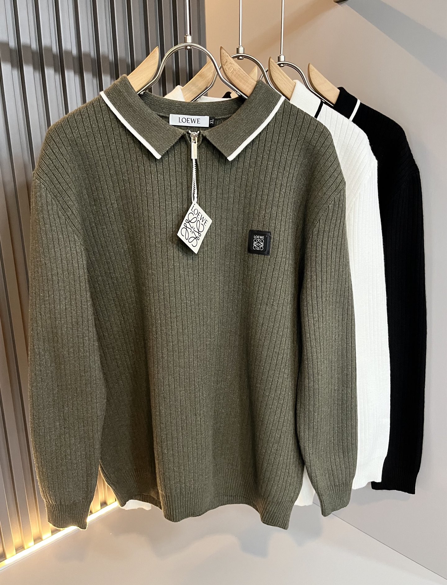 NO:647781,LO*WE/Luo*Wei 2025 new autumn and winter knitted sweaters for men and women, available from trading company channels, the latest products, sold simultaneously in official counters, classic star-level items!  LO*WE's leather goods have the highest say in the entire fashion circle. The brand value is very influential and has a century-old historical and cultural heritage. It is a brand used by the royal family and nobles. Its exquisite craftsmanship and design have subverted modern aesthetics!  The overall design is in line with the aesthetic design of the LOE family, using classic brand elements, perfectly inheriting the essence and genes of the LOE family, and designing the logo, logo, pattern, and badge design!  The vision is quite exquisite and beautiful, highlighting the brand characteristics, highly recognizable and very fashionable. The overall design interprets minimalism to the extreme, simple and elegant!  We supply high-end materials imported from Egypt and select high-end knitted wool fabrics!  Extremely luxurious and special materials, the fabric properties are all excellent, the tactile experience is self-evident, the ultimate luxury enjoyment!  The appearance is perfect, and the details are exquisite and elegant. It not only reduces age but also highlights the fashionable temperament. The upper body is full of temperament. The color matching is quite in line with the needs of matching seasons. It has a high degree of control and mix-matching. It has no age limit and has an excellent sense of style!  Size M-4XL,,loewe,alexander wang19860909LO*WE/罗*威2025秋冬新款男女同款针织羊毛衫,贸易公司渠道货,最新品,官柜同步售卖,经典明星级单品！LO*WE家的皮具单品在整个时装圈最有极高的的发言权,品牌价值影响力颇高,有着百年历史文化底蕴,皇室御贵族御用品牌,其精湛的手工艺及设计感颠覆了现代审美！整体的设计符合LOE家美学设计,运用了经典的品牌元素,完美沿袭了LOE家的精髓与基因,设计logo标识图案徽章设计！视觉颇为精致美观,彰显了品牌特质,辨识度极高且极具时髦感,整体的设计将极简主义阐释到极致,简约而大方！客供埃及进口高级物料,甄选高端针织羊毛面料！极为奢华特殊的材质,面料属性皆为上乘,触感体验不言而喻,奢华极致享受！品相完美如斯,细节处处精致考究,即减龄又凸显了时髦气质感,上身满满的气质感,配色相当符合搭配季节需求,驾驭度混搭性极高,无关年龄界定,造型感极佳的一款单品！尺码M-4XL,,loewe,alexander wang,Men's clothing