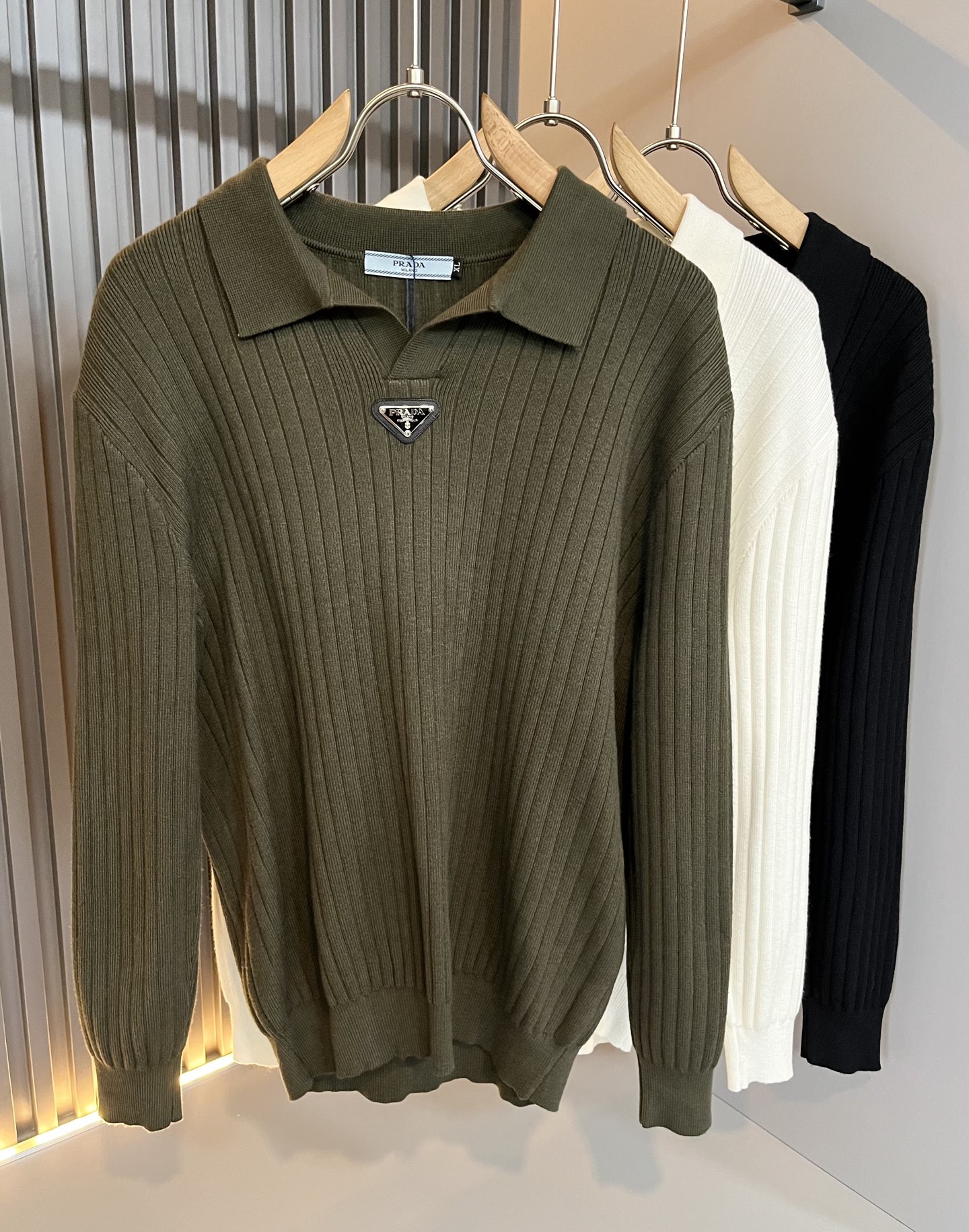 NO:647770,PRAD*A's 2025 new autumn and winter men's knitted woolen sweaters, the latest model is exclusively available on the entire network!  !  ~It is both classic and fashionable, who doesn’t love it? It shows the classic again, it is very eye-catching, and it has a low-luxury aura and recognition!  Pr*da's traditional brand concept and modern advanced technology are perfectly combined. Coupled with an extremely modern and simple design, Pr*da's exclusive three-dimensional logo pattern badge design!  Customized 100% imported wool fabric!  The texture of this model is quite impressive. You can tell the specifications and grades at your fingertips. The level of finesse and breathability are top-notch!  Size M-4XL,,prada,alexander wang19860909PRAD*A普*达2025秋冬新款男士针织羊毛衫,最新款全网独家首上！！~既经典有时尚百搭,谁不爱啊,将经典再次展现,非常的耐看,自带低奢光环与辨识度！Pr*da传统的品牌理念和现代化的先进技术进行了完美结合.加上极其现代摩登风范的简约设计,p家专属立体标识logo图案徽章设计！定制百分百进口羊毛面料！此款的质感相当感人 触手便知规格档次 细腻程度与透气效果堪称顶级！尺码M-4XL,,prada,alexander wang,Men's clothing