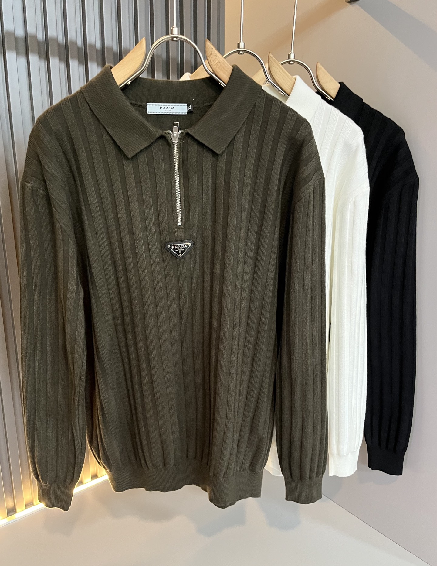 NO:647800,PRAD*A's 2025 new autumn and winter men's knitted woolen sweaters, the latest model is exclusively available on the entire network!  !  ~It is both classic and fashionable, who doesn’t love it? It shows the classic again, it is very eye-catching, and it has a low-luxury aura and recognition!  Pr*da's traditional brand concept and modern advanced technology are perfectly combined. Coupled with an extremely modern and simple design, Pr*da's exclusive three-dimensional logo pattern badge design!  Customized 100% imported wool fabric!  The texture of this model is quite impressive. You can tell the specifications and grades at your fingertips. The level of finesse and breathability are top-notch!  Size M-4XL,,prada,alexander wang19860909PRAD*A普*达2025秋冬新款男士针织羊毛衫,最新款全网独家首上！！~既经典有时尚百搭,谁不爱啊,将经典再次展现,非常的耐看,自带低奢光环与辨识度！Pr*da传统的品牌理念和现代化的先进技术进行了完美结合.加上极其现代摩登风范的简约设计,p家专属立体标识logo图案徽章设计！定制百分百进口羊毛面料！此款的质感相当感人 触手便知规格档次 细腻程度与透气效果堪称顶级！尺码M-4XL,,prada,alexander wang,Men's clothing