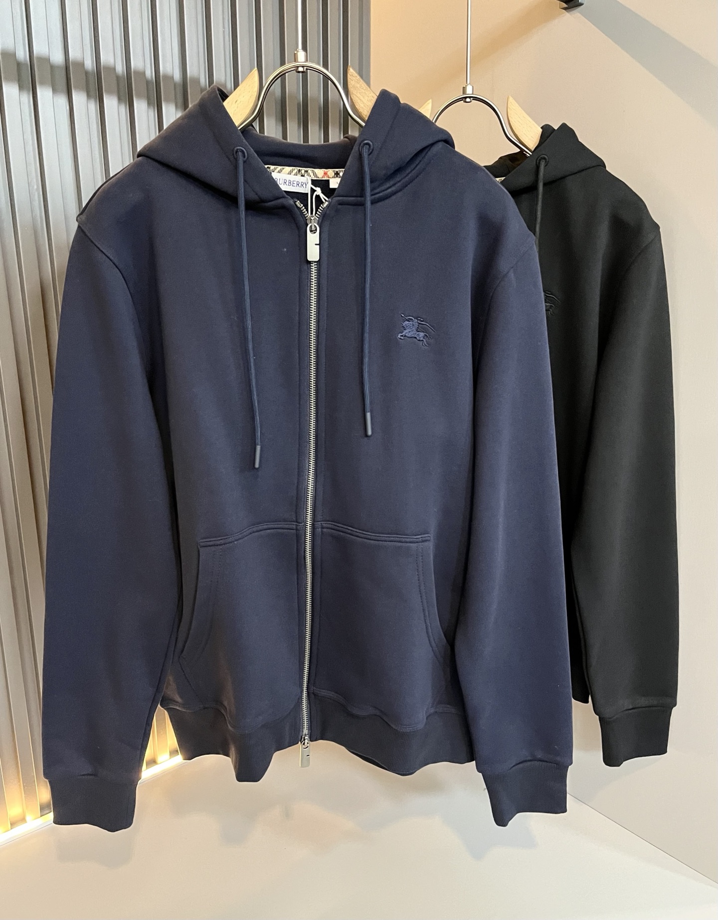 NO:645661,BURBER*Y 2025 autumn and winter new basic casual and versatile cotton hooded sweatshirt for men and women, same style for men and women!  Trading company channels are rare and available on the official website simultaneously!  Logo embroidery design on the body!  With a refreshing and clean feeling!  This T-shirt is made of imported pure cotton materials supplied by customers. B’s materials are still impeccable. It is light, soft and delicate to the touch, skin-friendly and breathable, giving you the most comfortable wearing experience!  It blends perfectly with the fabric and has no gummy feel!  Basic and regular cut, perfect for daily casual wear, don’t rush to get it!  Size M-2XL,,burberry,hoodie,sweatshirts,tees,t-shirt,hats,alexander wang19860909BURBER*Y巴*莉 2025秋冬新款男女同款基础休闲百搭棉质连帽卫衣,男女同款卫衣！贸易公司渠道稀出,同步官网发售！衣身logo刺绣设计！带有一种清爽又干净的感觉！此款T恤衫甄选客供进口纯棉材质制作而成,B家的用料上依然是无法挑剔的,轻薄柔软细腻的手感,亲肤透气、给你最极致舒爽的穿着体验！与面料完美融合为一体,没有胶质感！基础常规的版型裁剪,日常休闲着穿的完美之选,还不赶紧入手！尺码M-2XL,,burberry,hoodie,sweatshirts,tees，t-shirt,hats,alexander wang,Men's clothing