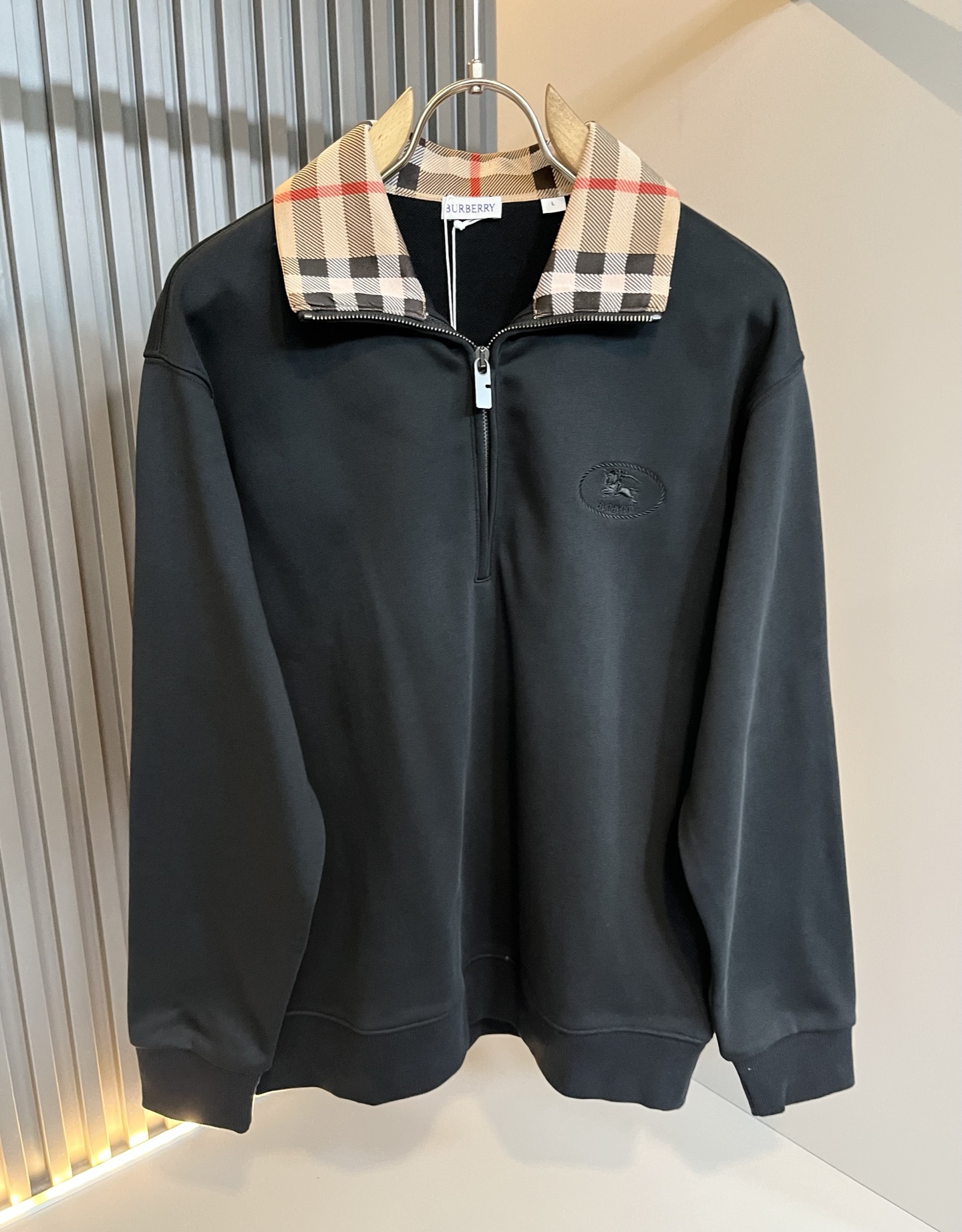 NO:647785,BURBER*Y 2025 autumn and winter new basic casual and versatile cotton sweatshirt for men and women, same style sweatshirt for men and women!  Trading company channels are rare and available on the official website simultaneously!  Logo embroidery design on the body!  With a refreshing and clean feeling!  This T-shirt is made of imported pure cotton materials supplied by customers. B’s materials are still impeccable. It is light, soft and delicate to the touch, skin-friendly and breathable, giving you the most comfortable wearing experience!  It blends perfectly with the fabric and has no gummy feel!  Basic and regular cut, perfect for daily casual wear, don’t rush to get it!  Size M-2XL,,burberry,hoodie,sweatshirts,tees,t-shirt,alexander wang19860909BURBER*Y巴*莉 2025秋冬新款男女同款基础休闲百搭棉质卫衣,男女同款卫衣！贸易公司渠道稀出,同步官网发售！衣身logo刺绣设计！带有一种清爽又干净的感觉！此款T恤衫甄选客供进口纯棉材质制作而成,B家的用料上依然是无法挑剔的,轻薄柔软细腻的手感,亲肤透气、给你最极致舒爽的穿着体验！与面料完美融合为一体,没有胶质感！基础常规的版型裁剪,日常休闲着穿的完美之选,还不赶紧入手！尺码M-2XL,,burberry,hoodie,sweatshirts,tees，t-shirt,alexander wang,Men's clothing