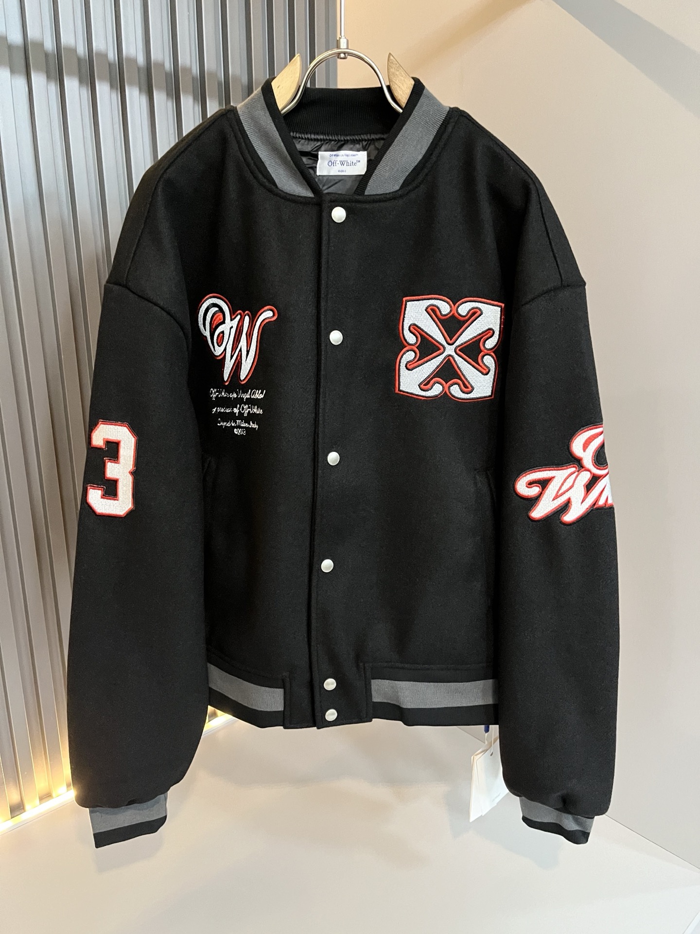 NO:647756,OFF WHITE 2025 new autumn and winter men's baseball uniform jacket, original order from Italy, a representative and standard product, a product worth buying for all fans!  Authentic Italian channel order, F high luxury popular product, a very hot item at the moment, with iconic logo embroidery decoration!  High-end goods worth keeping for yourself and giving away!  The family's most classic BUGS series style items are trendy and good-looking, full of trendy atmosphere, and extremely high-grade. It uses a very classic two-color combination, which gives people a strong visual impact and is highly recognizable. It is made of top-grade exclusive fabrics, feels soft, delicate and comfortable, and the appearance is quite high-end and classy!  It perfectly interprets the charm of the brand and leaves a deep impression on people. It is more fashionable and charming, and the upper body is simple, elegant and fashionable, and there is no pressure to wear it!  Wear it alone or paired with it, it’s a beautiful sight that can’t be ignored!  Sizes S-XL,,off white,jackets & coats,jackets & coats,alexander wang19860909OFF WHITE 2025秋冬新款男士棒球服夹克外套,意大利原厂订单,代表性十足,规格感十足的精品,所有粉丝都值得抢购的精品！纯正意代渠道订单,F高奢人气爆款产物,当下十分火爆的单品,标志性标识logo刺绣修饰！值得自留和送人的高端货！家族最为经典的BUGS系列款式单品,新潮又好看,潮流气息感十足,档次规格感极高,并且采用十分经典的双色搭配,给人的视觉冲击感相当强烈,有着极高的辨识度,顶级专属面料,打造,触感柔软细腻舒适,品相相当高级有档次！完美诠释品牌魅力,给人留下深刻印象.更具时尚与韵味,上身简约大方时尚,对于穿搭更是毫无压力！单穿内搭都极有味道,不可忽视的靓丽风景线！ 尺码S-XL,,off white,jackets & coats,jackets & coats,alexander wang,Men's clothing