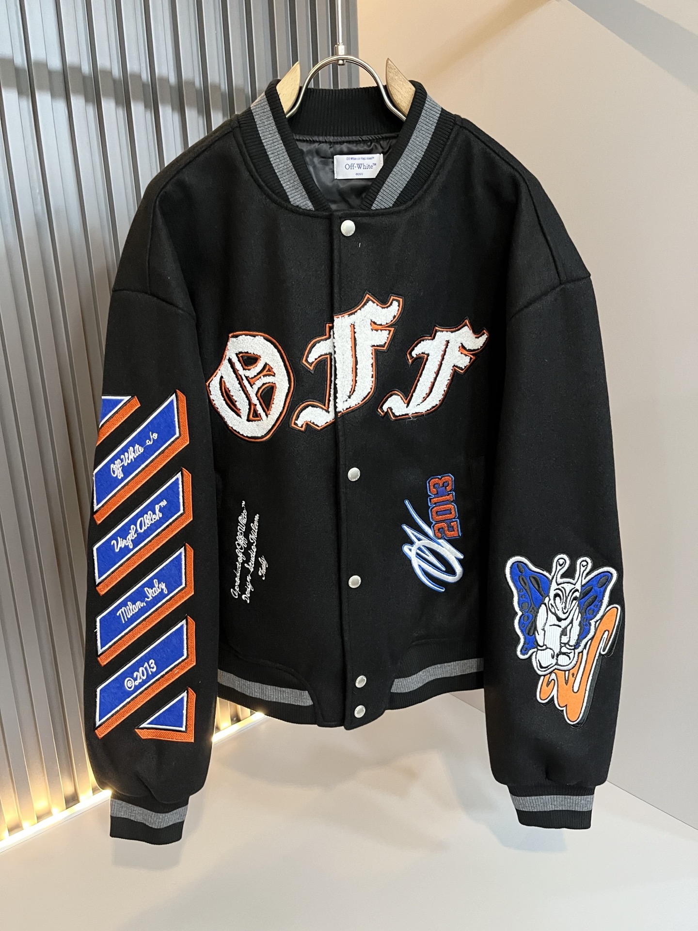 NO:645639,OFF WHITE 2025 new autumn and winter men's baseball uniform jacket, original order from Italy, a representative and standard product, a product worth buying for all fans!  Authentic Italian channel order, F high luxury popular product, a very hot item at the moment, with iconic logo embroidery decoration!  High-end goods worth keeping for yourself and giving away!  The family's most classic BUGS series style items are trendy and good-looking, full of trendy atmosphere, and extremely high-grade. It uses a very classic two-color combination, which gives people a strong visual impact and is highly recognizable. It is made of top-grade exclusive fabrics, feels soft, delicate and comfortable, and the appearance is quite high-end and classy!  It perfectly interprets the charm of the brand and leaves a deep impression on people. It is more fashionable and charming, and the upper body is simple, elegant and fashionable, and there is no pressure to wear it!  Wear it alone or paired with it, it’s a beautiful sight that can’t be ignored!  Sizes S-XL,,off white,jackets & coats,jackets & coats,alexander wang19860909OFF WHITE 2025秋冬新款男士棒球服夹克外套,意大利原厂订单,代表性十足,规格感十足的精品,所有粉丝都值得抢购的精品！纯正意代渠道订单,F高奢人气爆款产物,当下十分火爆的单品,标志性标识logo刺绣修饰！值得自留和送人的高端货！家族最为经典的BUGS系列款式单品,新潮又好看,潮流气息感十足,档次规格感极高,并且采用十分经典的双色搭配,给人的视觉冲击感相当强烈,有着极高的辨识度,顶级专属面料,打造,触感柔软细腻舒适,品相相当高级有档次！完美诠释品牌魅力,给人留下深刻印象.更具时尚与韵味,上身简约大方时尚,对于穿搭更是毫无压力！单穿内搭都极有味道,不可忽视的靓丽风景线！ 尺码S-XL,,off white,jackets & coats,jackets & coats,alexander wang,Men's clothing