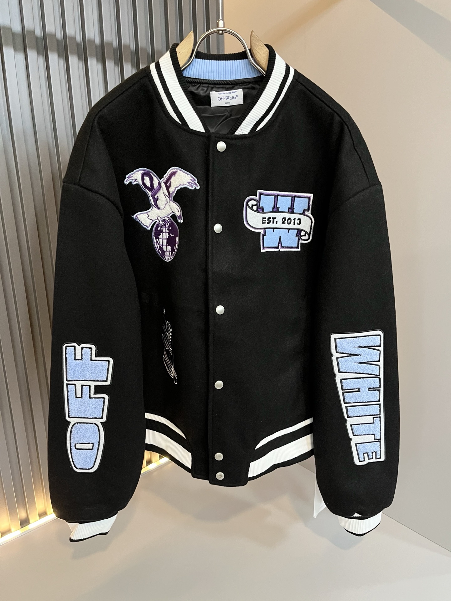 NO:647777,OFF WHITE 2025 new autumn and winter men's baseball uniform jacket, original order from Italy, a representative and standard product, a product worth buying for all fans!  Authentic Italian channel order, F high luxury popular product, a very hot item at the moment, with iconic logo embroidery decoration!  High-end goods worth keeping for yourself and giving away!  The family's most classic BUGS series style items are trendy and good-looking, full of trendy atmosphere, and extremely high-grade. It uses a very classic two-color combination, which gives people a strong visual impact and is highly recognizable. It is made of top-grade exclusive fabrics, feels soft, delicate and comfortable, and the appearance is quite high-end and classy!  It perfectly interprets the charm of the brand and leaves a deep impression on people. It is more fashionable and charming, and the upper body is simple, elegant and fashionable, and there is no pressure to wear it!  Wear it alone or paired with it, it’s a beautiful sight that can’t be ignored!  Sizes S-XL,,off white,jackets & coats,jackets & coats,alexander wang19860909OFF WHITE 2025秋冬新款男士棒球服夹克外套,意大利原厂订单,代表性十足,规格感十足的精品,所有粉丝都值得抢购的精品！纯正意代渠道订单,F高奢人气爆款产物,当下十分火爆的单品,标志性标识logo刺绣修饰！值得自留和送人的高端货！家族最为经典的BUGS系列款式单品,新潮又好看,潮流气息感十足,档次规格感极高,并且采用十分经典的双色搭配,给人的视觉冲击感相当强烈,有着极高的辨识度,顶级专属面料,打造,触感柔软细腻舒适,品相相当高级有档次！完美诠释品牌魅力,给人留下深刻印象.更具时尚与韵味,上身简约大方时尚,对于穿搭更是毫无压力！单穿内搭都极有味道,不可忽视的靓丽风景线！ 尺码S-XL,,off white,jackets & coats,jackets & coats,alexander wang,Men's clothing