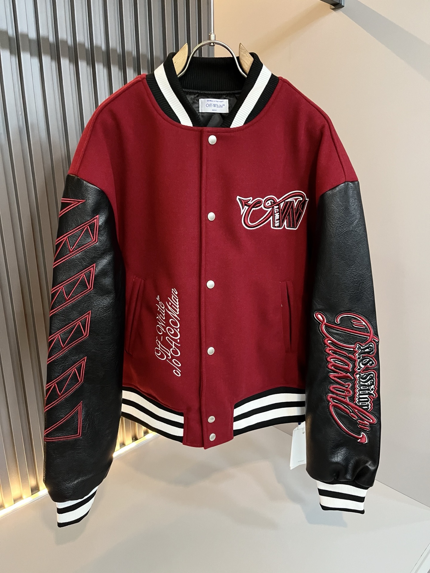 NO:645652,OFF WHITE 2025 new autumn and winter men's baseball uniform jacket, original order from Italy, a representative and standard product, a product worth buying for all fans!  Authentic Italian channel order, F high luxury popular product, a very hot item at the moment, with iconic logo embroidery decoration!  High-end goods worth keeping for yourself and giving away!  The family's most classic BUGS series style items are trendy and good-looking, full of trendy atmosphere, and extremely high-grade. It uses a very classic two-color combination, which gives people a strong visual impact and is highly recognizable. It is made of top-grade exclusive fabrics, feels soft, delicate and comfortable, and the appearance is quite high-end and classy!  It perfectly interprets the charm of the brand and leaves a deep impression on people. It is more fashionable and charming, and the upper body is simple, elegant and fashionable, and there is no pressure to wear it!  Wear it alone or paired with it, it’s a beautiful sight that can’t be ignored!  Sizes S-XL,,off white,jackets & coats,jackets & coats,alexander wang19860909OFF WHITE 2025秋冬新款男士棒球服夹克外套,意大利原厂订单,代表性十足,规格感十足的精品,所有粉丝都值得抢购的精品！纯正意代渠道订单,F高奢人气爆款产物,当下十分火爆的单品,标志性标识logo刺绣修饰！值得自留和送人的高端货！家族最为经典的BUGS系列款式单品,新潮又好看,潮流气息感十足,档次规格感极高,并且采用十分经典的双色搭配,给人的视觉冲击感相当强烈,有着极高的辨识度,顶级专属面料,打造,触感柔软细腻舒适,品相相当高级有档次！完美诠释品牌魅力,给人留下深刻印象.更具时尚与韵味,上身简约大方时尚,对于穿搭更是毫无压力！单穿内搭都极有味道,不可忽视的靓丽风景线！ 尺码S-XL,,off white,jackets & coats,jackets & coats,alexander wang,Men's clothing