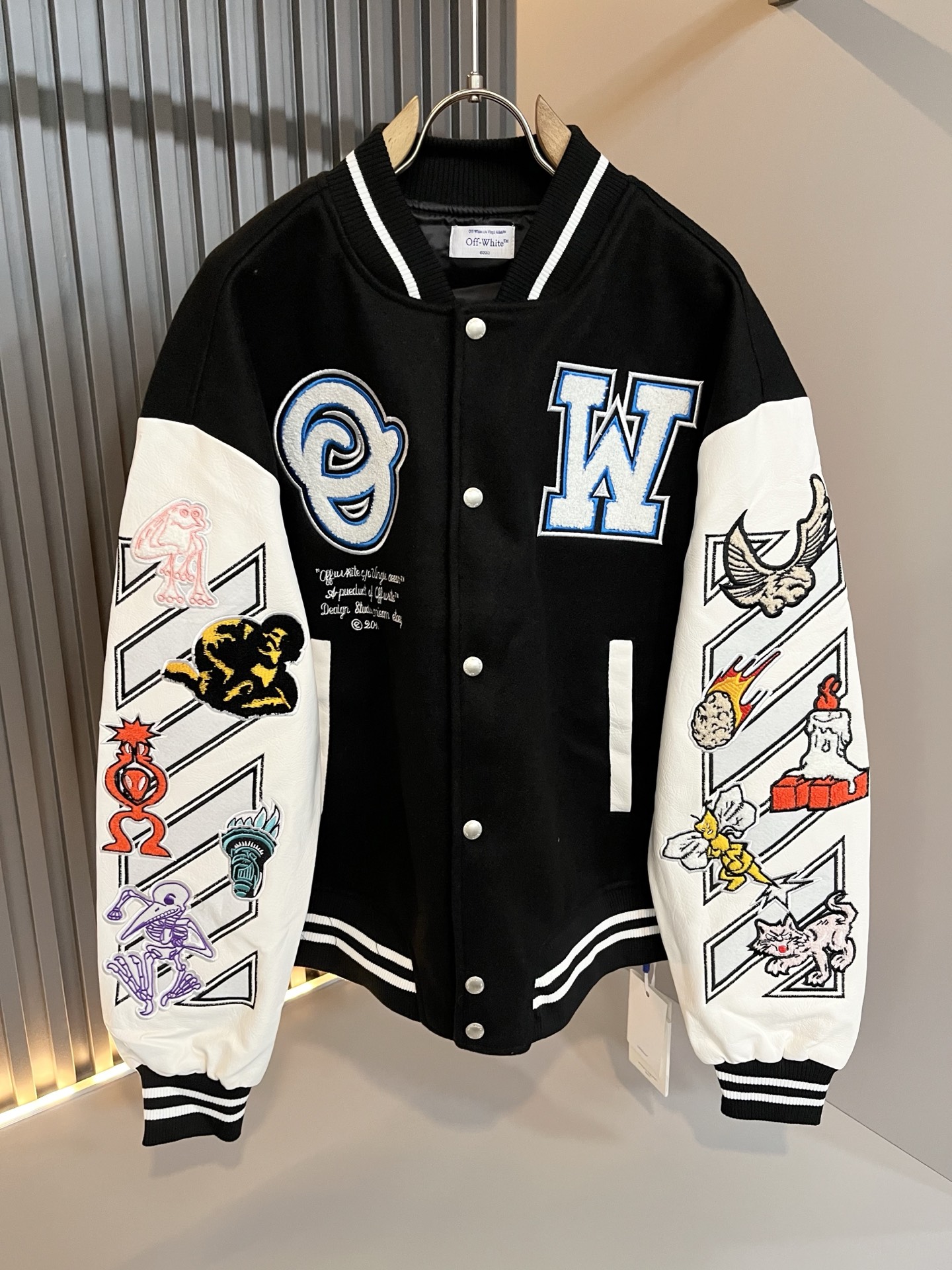 NO:647790,OFF WHITE 2025 new autumn and winter men's baseball uniform jacket, original order from Italy, a representative and standard product, a product worth buying for all fans!  Authentic Italian channel order, F high luxury popular product, a very hot item at the moment, with iconic logo embroidery decoration!  High-end goods worth keeping for yourself and giving away!  The family's most classic BUGS series style items are trendy and good-looking, full of trendy atmosphere, and extremely high-grade. It uses a very classic two-color combination, which gives people a strong visual impact and is highly recognizable. It is made of top-grade exclusive fabrics, feels soft, delicate and comfortable, and the appearance is quite high-end and classy!  It perfectly interprets the charm of the brand and leaves a deep impression on people. It is more fashionable and charming, and the upper body is simple, elegant and fashionable, and there is no pressure to wear it!  Wear it alone or paired with it, it’s a beautiful sight that can’t be ignored!  Sizes S-XL,,off white,jackets & coats,jackets & coats,alexander wang19860909OFF WHITE 2025秋冬新款男士棒球服夹克外套,意大利原厂订单,代表性十足,规格感十足的精品,所有粉丝都值得抢购的精品！纯正意代渠道订单,F高奢人气爆款产物,当下十分火爆的单品,标志性标识logo刺绣修饰！值得自留和送人的高端货！家族最为经典的BUGS系列款式单品,新潮又好看,潮流气息感十足,档次规格感极高,并且采用十分经典的双色搭配,给人的视觉冲击感相当强烈,有着极高的辨识度,顶级专属面料,打造,触感柔软细腻舒适,品相相当高级有档次！完美诠释品牌魅力,给人留下深刻印象.更具时尚与韵味,上身简约大方时尚,对于穿搭更是毫无压力！单穿内搭都极有味道,不可忽视的靓丽风景线！ 尺码S-XL,,off white,jackets & coats,jackets & coats,alexander wang,Men's clothing