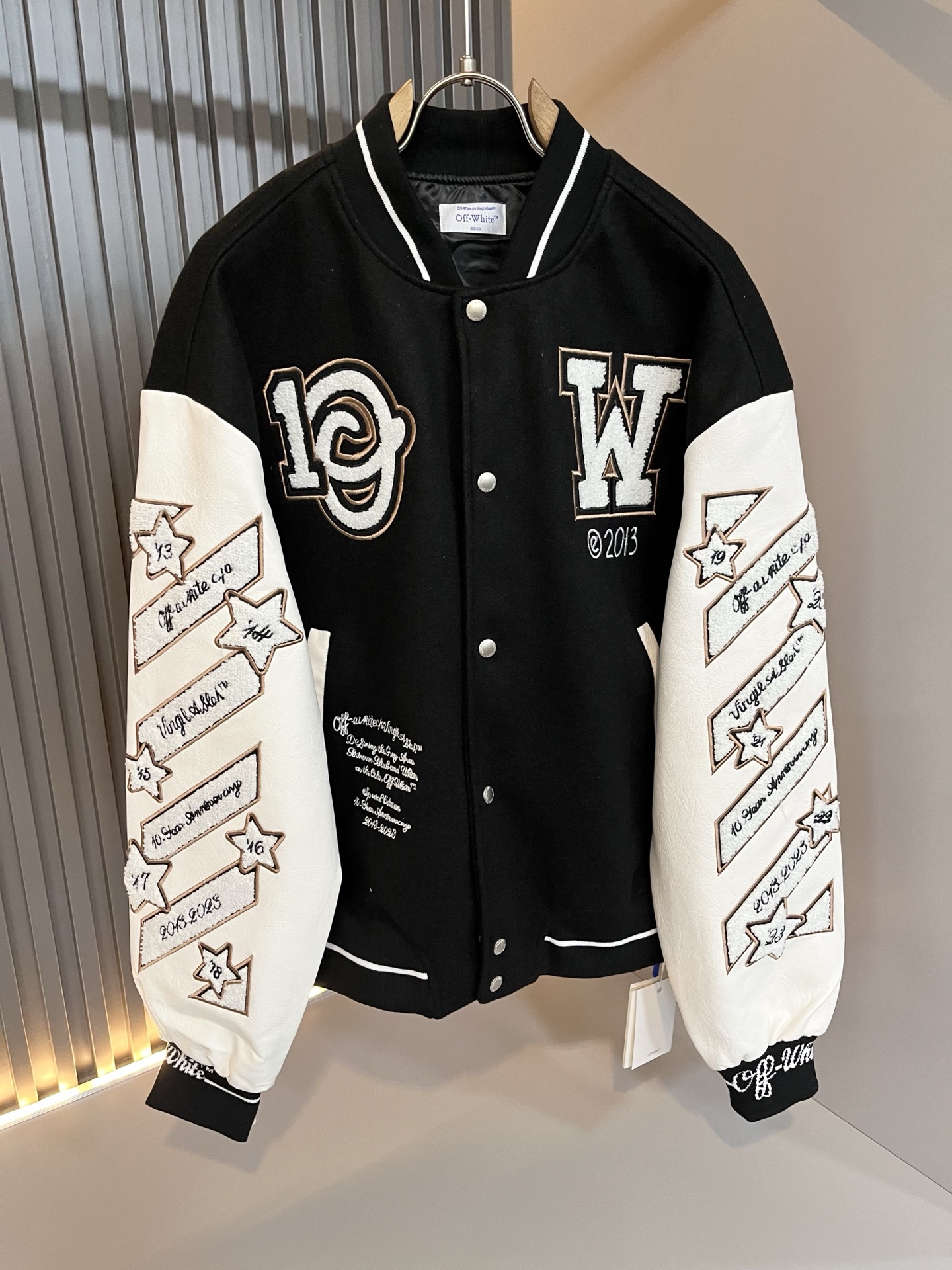 NO:647767,OFF WHITE 2025 new autumn and winter men's baseball uniform jacket, original order from Italy, a representative and standard product, a product worth buying for all fans!  Authentic Italian channel order, F high luxury popular product, a very hot item at the moment, with iconic logo embroidery decoration!  High-end goods worth keeping for yourself and giving away!  The family's most classic BUGS series style items are trendy and good-looking, full of trendy atmosphere, and extremely high-grade. It uses a very classic two-color combination, which gives people a strong visual impact and is highly recognizable. It is made of top-grade exclusive fabrics, feels soft, delicate and comfortable, and the appearance is quite high-end and classy!  It perfectly interprets the charm of the brand and leaves a deep impression on people. It is more fashionable and charming, and the upper body is simple, elegant and fashionable, and there is no pressure to wear it!  Wear it alone or paired with it, it’s a beautiful sight that can’t be ignored!  Sizes S-XL,,off white,jackets & coats,jackets & coats,alexander wang19860909OFF WHITE 2025秋冬新款男士棒球服夹克外套,意大利原厂订单,代表性十足,规格感十足的精品,所有粉丝都值得抢购的精品！纯正意代渠道订单,F高奢人气爆款产物,当下十分火爆的单品,标志性标识logo刺绣修饰！值得自留和送人的高端货！家族最为经典的BUGS系列款式单品,新潮又好看,潮流气息感十足,档次规格感极高,并且采用十分经典的双色搭配,给人的视觉冲击感相当强烈,有着极高的辨识度,顶级专属面料,打造,触感柔软细腻舒适,品相相当高级有档次！完美诠释品牌魅力,给人留下深刻印象.更具时尚与韵味,上身简约大方时尚,对于穿搭更是毫无压力！单穿内搭都极有味道,不可忽视的靓丽风景线！ 尺码S-XL,,off white,jackets & coats,jackets & coats,alexander wang,Men's clothing