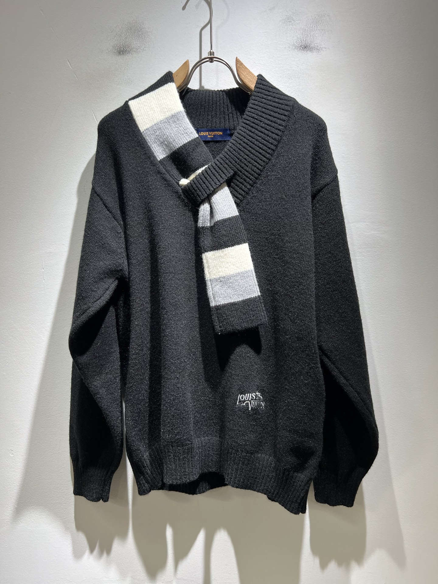 NO:647809,Louis Vuit*on 2025 autumn and winter Louis family light luxury knitted woolen sweater!  Same decoration for men and women!  The new high-end of the Louis family, the details and quality are always so perfect, and the creative designs are endless. You are not a fashionista if you don’t buy a few pieces of Louis this autumn and winter. Embroidered logo pattern design on the hem!  It is something that everyone loves. Made of top-quality wool blend, it is super soft and tough, and has excellent breathability. It comes from world-class trading OEM channels, and the quantity is extremely rare and sold out. It is a presbyopic item that is released every year by 'Donkey Brand'.  The body logo presents an unusual texture, clean and neat. This is the Louis family's unique skill and the latest craftsmanship of this season. The level of detail has reached the top, and the slim and three-dimensional tailoring is a unique design. It is a fusion of luxury and fashion!  Size M-4XL,,louis vuitton,louis vuitton,louis vuitton,alexander wang19860909Louis Vuit*on 2025秋冬路易家族轻奢针织羊毛衫！男女同款装饰！ 路易家族的新高端,细节品质永远的那么完美无瑕,创意设计层出不穷.今年秋冬季节没有入手几件路易你算不上时尚达人.下摆刺绣logo图案设计！实属人见人爱的东西.顶级羊毛混纺打造,超级柔软且具有韧性,透气感也是绝佳.来自世界级贸易级别的代工厂渠道,数量极其稀少售完无补.“驴牌”每年都会出的老花单品,立体Logo呈现不一般的质感,干净俐落.这是路易家族的看家绝活也是本季度的最新工艺.细致化程度已经达到顶端了,修身立体剪裁的版型设计堪称一绝.属于奢华与时尚的融合！尺码M-4XL,,louis vuitton,louis vuitton,louis vuitton,alexander wang,Men's clothing