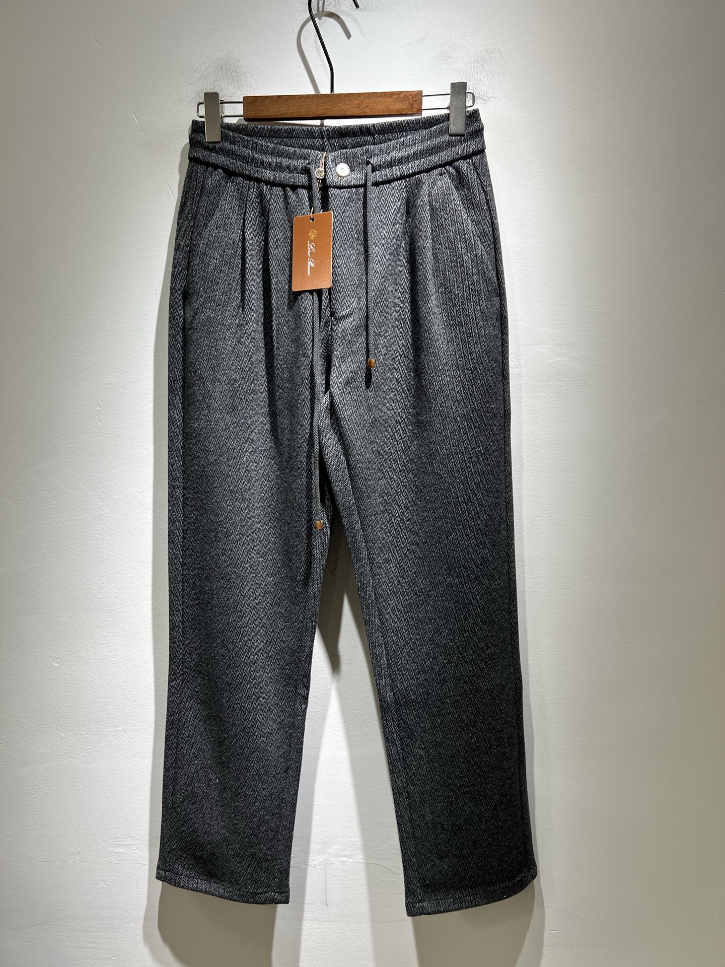 NO:647852,Loro Piana 2025 autumn and winter new men's casual pants, the latest trade order, full product picture!  !  Internet celebrity model!  The upper body is comfortable and breathable, not stiff, and the overall body has a rich three-dimensional feel. It is a quality export order and is customized with exclusive cashmere fabric tailoring to meet the simple needs of commuters. The upper body effect is very good, slimming, and not picky about the figure. The fabric workmanship... is impeccable. Only good craftsmanship and good fabrics can make you wear a good taste. It is a must-have item for everyone!  Size M-3XL,,loro piana,alexander wang19860909Loro Piana诺悠翩雅 2025秋冬新品男士休闲裤,最新的贸易订单全品相！！网红款！上身舒适透气,不僵硬,整体有着丰富的立体感,品质出口订单,定制专属羊绒面料剪裁,满足通勤人们对于着装的简约需求,上身效果很好,显瘦,不挑剔身材.面料做工....无可挑剔,好工艺好面料才能穿出好品味一款,人手必备单品！尺码M-3XL,,loro piana,alexander wang,Men's clothing