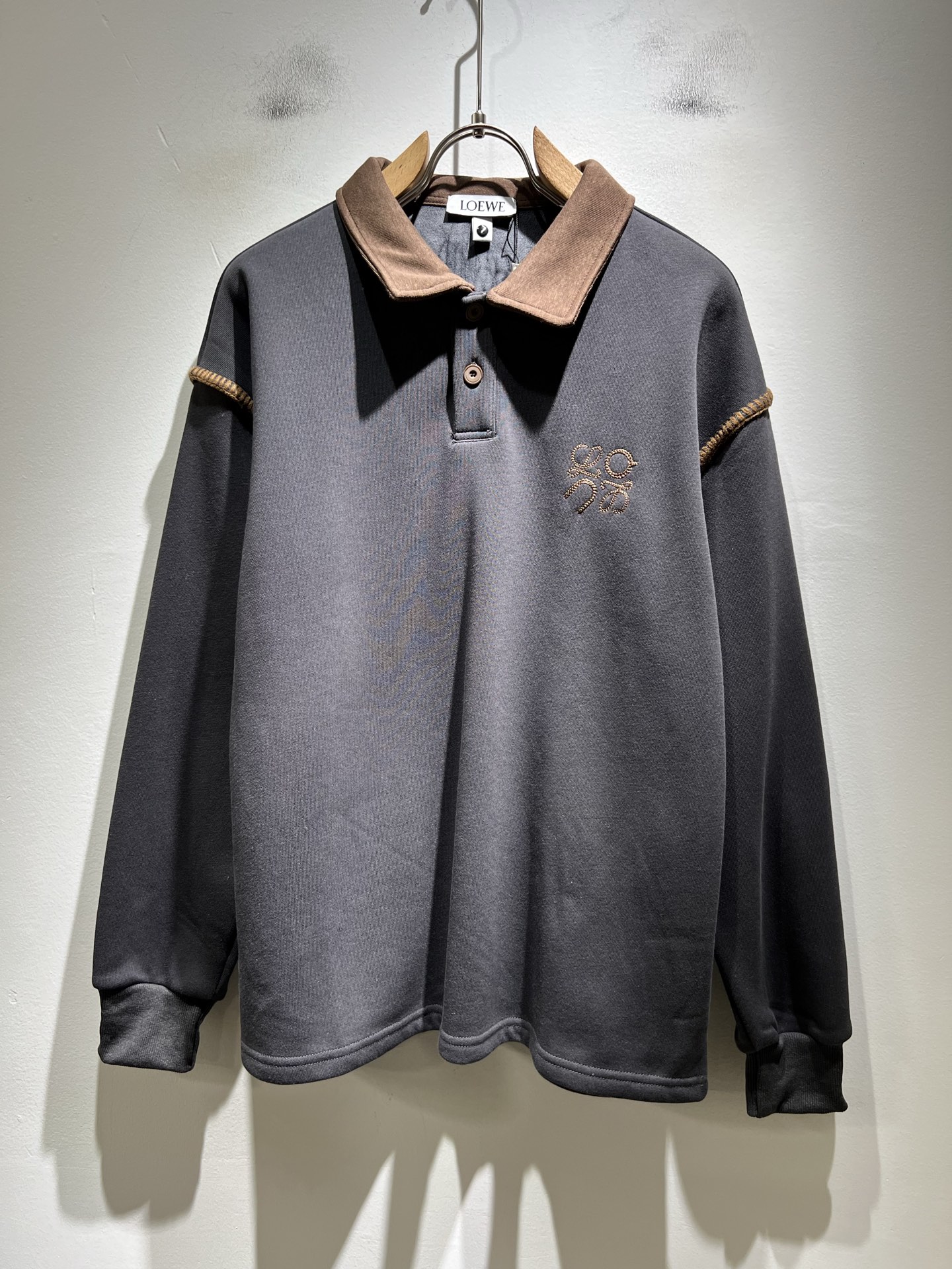 NO:647842,LOE*WE Luo Wei plus velvet style!  2025 autumn and winter long-sleeved sweatshirts for men and women, original Italian order channel, highly personalized high-end fashion, logo embroidery design!  Customized original air cotton sweatshirt for couples!  !  The latest popular fashion product has arrived. It is a simple and high-end fashion item. It is a fashion product with very high-end charm and is a must-have item for fashion trends!  Italian original factory channel, special supply level order, released simultaneously by Hong Kong, Macao and Taiwan buyer stores. This model is also the latest popular product of Loewe family this year, and it is also the most classic product. Its specifications and quality are beyond doubt!  !  The selection is extremely diverse. It goes without saying that this style has that fresh and natural feeling, which highlights the brand's charm and high-end sense. The texture of this style is very good, and the weight and color that can be felt by hand are even better on the skin. It is a full wearing enjoyment!  !  Size: M-4XL,,loewe,loewe,hoodie,sweatshirts,alexander wang19860909LOE*WE罗*威 加绒款！2025秋冬男女同款长袖卫衣,意大利原厂订单渠道,极具个性高级潮风,标志logo刺绣设计！情侣款定制原版空气棉卫衣！！最新时尚潮流人气产物驾到,又是一款简约高级的时尚单品,穿搭魅力十分高级不俗的时尚产物 ,时尚潮流必备单品！意大利原厂渠道,特供级别订单,同步港澳台买手店发布,此款也是罗意威家今年的最新人气产物,也是最经典的产物,其规格跟档次更是毋庸置疑！！ 选择极具多样化,言而喻此款自然具备那种清新自然的感觉,彰显品牌魅力与高级感,此款的质感十分的到位,用手可以感知的重磅跟出彩亲肤程度更是上佳,十足的穿着享受！！尺码:M-4XL,,loewe,loewe,hoodie,sweatshirts,alexander wang,Men's clothing