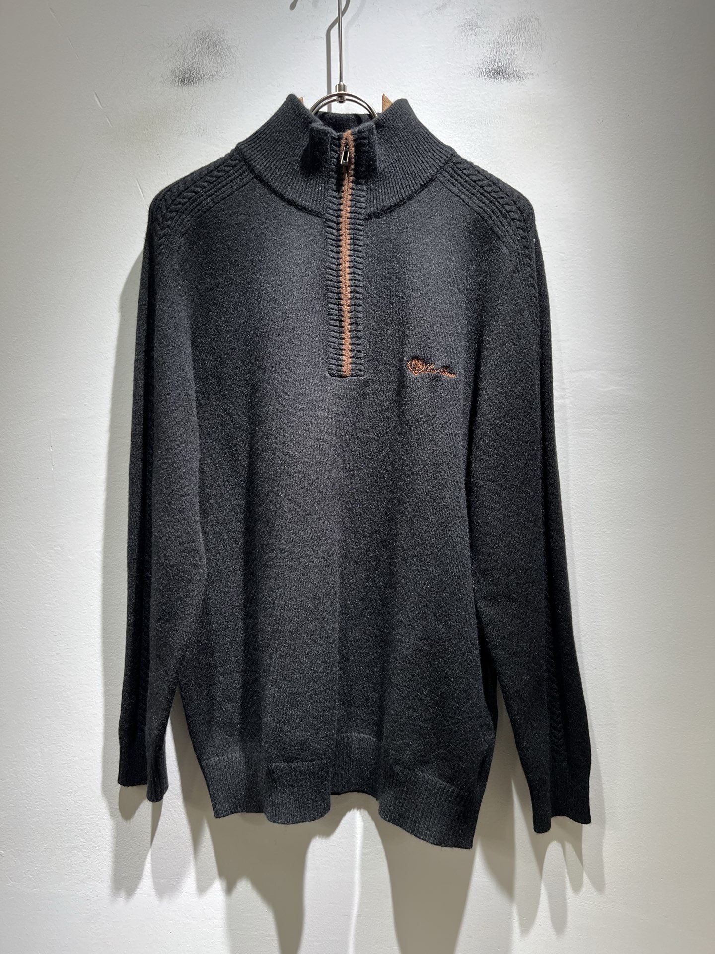 NO:647814,Loro Piana 2025 autumn and winter men's latest trade order knitted wool cardigan, all in good condition!  !  The upper body is comfortable and breathable, not stiff, and the overall body has a rich three-dimensional sense. Quality export order, logo embroidery design on the chest!  The tailoring of the exclusive knitted wool fabric meets the simple needs of commuters. The upper body effect is very good, slimming, and not picky about the figure. The workmanship of the fabric... is impeccable. Only good craftsmanship and good fabrics can make you wear a good taste. It is a must-have item for everyone!  Size M-3XL,,loro piana,alexander wang19860909Loro Piana诺悠翩雅 2025秋冬男士最新的贸易订单针织羊毛开衫,全品相！！上身舒适透气,不僵硬,整体有着丰富的立体感,品质出口订单,胸前logo图案刺绣设计！定制专属针织羊毛面料剪裁,满足通勤人们对于着装的简约需求,上身效果很好,显瘦,不挑剔身材.面料做工....无可挑剔,好工艺好面料才能穿出好品味一款,人手必备单品！尺码M-3XL,,loro piana,alexander wang,Men's clothing