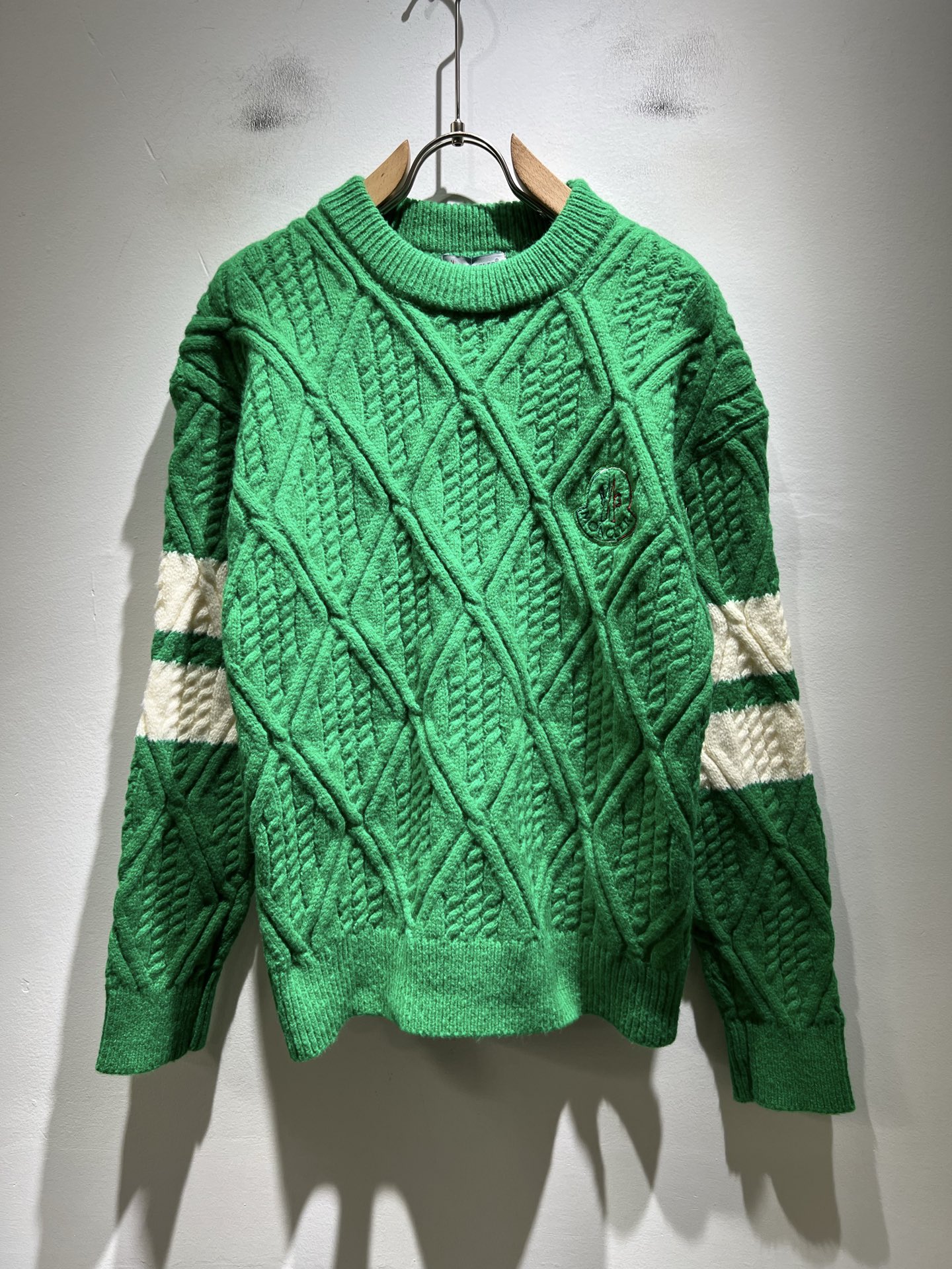 NO:647817,Moncl*r Men's and women's 2025 autumn and winter same style couple's latest trade order knitted wool sweater, all in good condition!  !  Internet celebrity model!  The craftsmanship is knitted wool crochet, and the sleeves are simply designed with Mon logo embroidery!  Not stiff, with a rich three-dimensional feel overall, quality export order, customized exclusive knitted wool fabric, to meet the simple needs of commuters for dressing. The upper body effect is very good, slimming, and not picky about the figure. The fabric workmanship... is impeccable, good craftsmanship and good fabrics can make you wear a good taste, a must-have item for everyone!  Size M-4XL,,alexander wang19860909Moncl*r蒙*口 2025秋冬男女同款情侣款最新的贸易订单针织羊毛衫,全品相！！网红款！工艺采用针织羊毛钩织,袖子简单Mon标识logo刺绣设计！不僵硬,整体有着丰富的立体感,品质出口订单,定制专属针织羊毛面料,满足通勤人们对于着装的简约需求,上身效果很好,显瘦,不挑剔身材.面料做工....无可挑剔,好工艺好面料才能穿出好品味一款,人手必备单品！尺码M-4XL,,alexander wang,Men's clothing