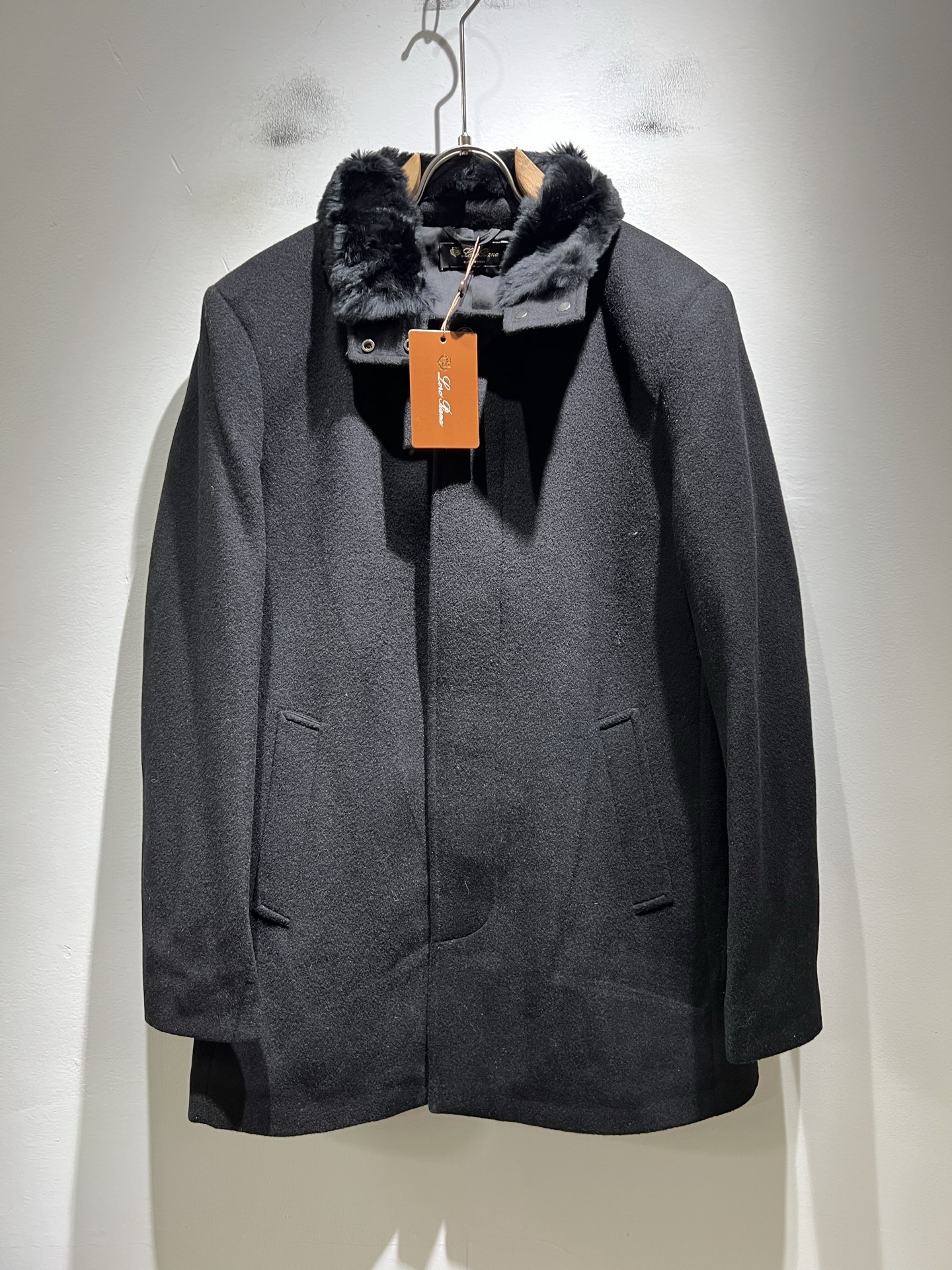 NO:652889,Loro Piana's new autumn and winter men's casual woolen jackets, orders from foreign trade companies!  Made of woolen material supplied by customers, one of the classic proprietary fabrics!  The texture is light, soft and delicate to the touch, but the shape is straight and stylish!  It adopts a multi-layer structure and is windproof. The pockets are decorated with details, which is the ultimate luxury... Perfect interpretation of high-quality appearance. Customized original hardware is provided!  Size M-3XL,,loro piana,jackets & coats,jackets & coats,alexander wang19860909Loro Piana诺悠翩雅 秋冬新品男士休闲羊毛呢夹克外套,外贸公司订单！客供羊毛呢材质,经典的专有织物之一！ 质地轻盈、触感又柔软细腻、但型态又笔挺有型！ 采用多层结构、具备防风性能. 口袋饰有细节、奢华极致… 完美演绎高品质品相.客供定制原版五金！尺码M-3XL,,loro piana,jackets & coats,jackets & coats,alexander wang,Men's clothing