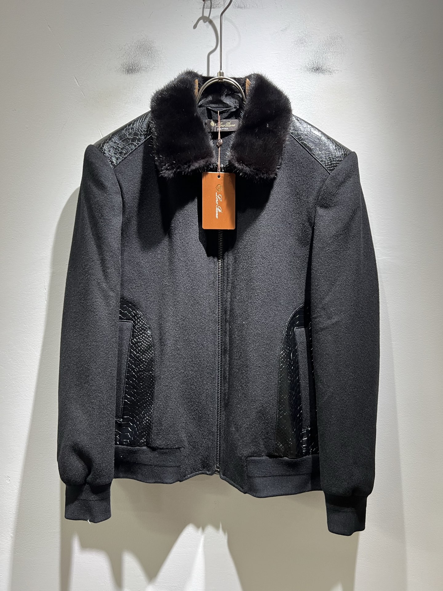 NO:647828,Loro Piana Mink hair!  2025 autumn and winter new men's casual woolen jacket, order from foreign trade company!  Made of woolen material supplied by customers, one of the classic proprietary fabrics!  The texture is light, soft and delicate to the touch, but the shape is straight and stylish!  It adopts a multi-layer structure and is windproof. The pockets are decorated with details, which is the ultimate luxury... Perfect interpretation of high-quality appearance. Customized original hardware is provided!  Size M-3XL,,loro piana,jackets & coats,jackets & coats,alexander wang19860909Loro Piana诺悠翩雅 水貂毛！2025秋冬新品男士休闲羊毛呢夹克外套,外贸公司订单！客供羊毛呢材质,经典的专有织物之一！ 质地轻盈、触感又柔软细腻、但型态又笔挺有型！ 采用多层结构、具备防风性能. 口袋饰有细节、奢华极致… 完美演绎高品质品相.客供定制原版五金！尺码M-3XL,,loro piana,jackets & coats,jackets & coats,alexander wang,Men's clothing