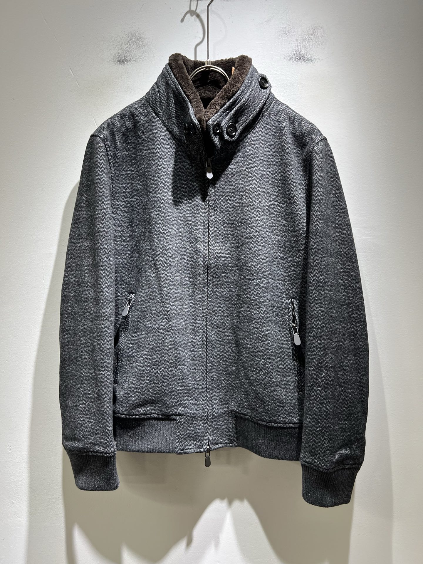 NO:647846,Loro Piana 2025 autumn and winter new men's casual woolen jacket, foreign trade company order!  Made of woolen material supplied by customers, one of the classic proprietary fabrics!  The texture is light, soft and delicate to the touch, but the shape is straight and stylish!  It adopts a multi-layer structure and is windproof. The pockets are decorated with details, which is the ultimate luxury... Perfect interpretation of high-quality appearance. Customized original hardware is provided!  Size M-3XL,,loro piana,jackets & coats,jackets & coats,alexander wang19860909Loro Piana诺悠翩雅 2025秋冬新品男士休闲羊毛呢夹克外套,外贸公司订单！客供羊毛呢材质,经典的专有织物之一！ 质地轻盈、触感又柔软细腻、但型态又笔挺有型！ 采用多层结构、具备防风性能. 口袋饰有细节、奢华极致… 完美演绎高品质品相.客供定制原版五金！尺码M-3XL,,loro piana,jackets & coats,jackets & coats,alexander wang,Men's clothing