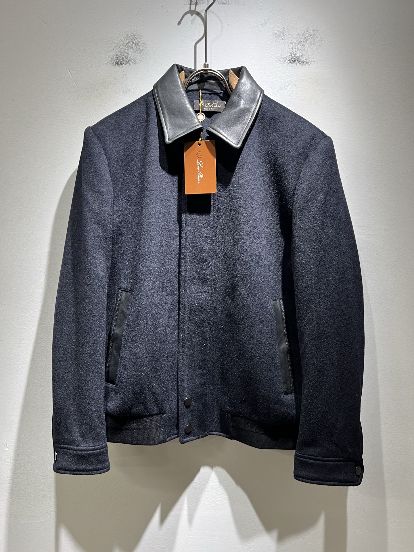 NO:647822,Loro Piana 2025 autumn and winter new men's casual woolen jacket, foreign trade company order!  Made of woolen material supplied by customers, one of the classic proprietary fabrics!  The texture is light, soft and delicate to the touch, but the shape is straight and stylish!  It adopts a multi-layer structure and is windproof. The pockets are decorated with details, which is the ultimate luxury... Perfect interpretation of high-quality appearance. Customized original hardware is provided!  Size M-3XL,,loro piana,jackets & coats,jackets & coats,alexander wang19860909Loro Piana诺悠翩雅 2025秋冬新品男士休闲羊毛呢夹克外套,外贸公司订单！客供羊毛呢材质,经典的专有织物之一！ 质地轻盈、触感又柔软细腻、但型态又笔挺有型！ 采用多层结构、具备防风性能. 口袋饰有细节、奢华极致… 完美演绎高品质品相.客供定制原版五金！尺码M-3XL,,loro piana,jackets & coats,jackets & coats,alexander wang,Men's clothing