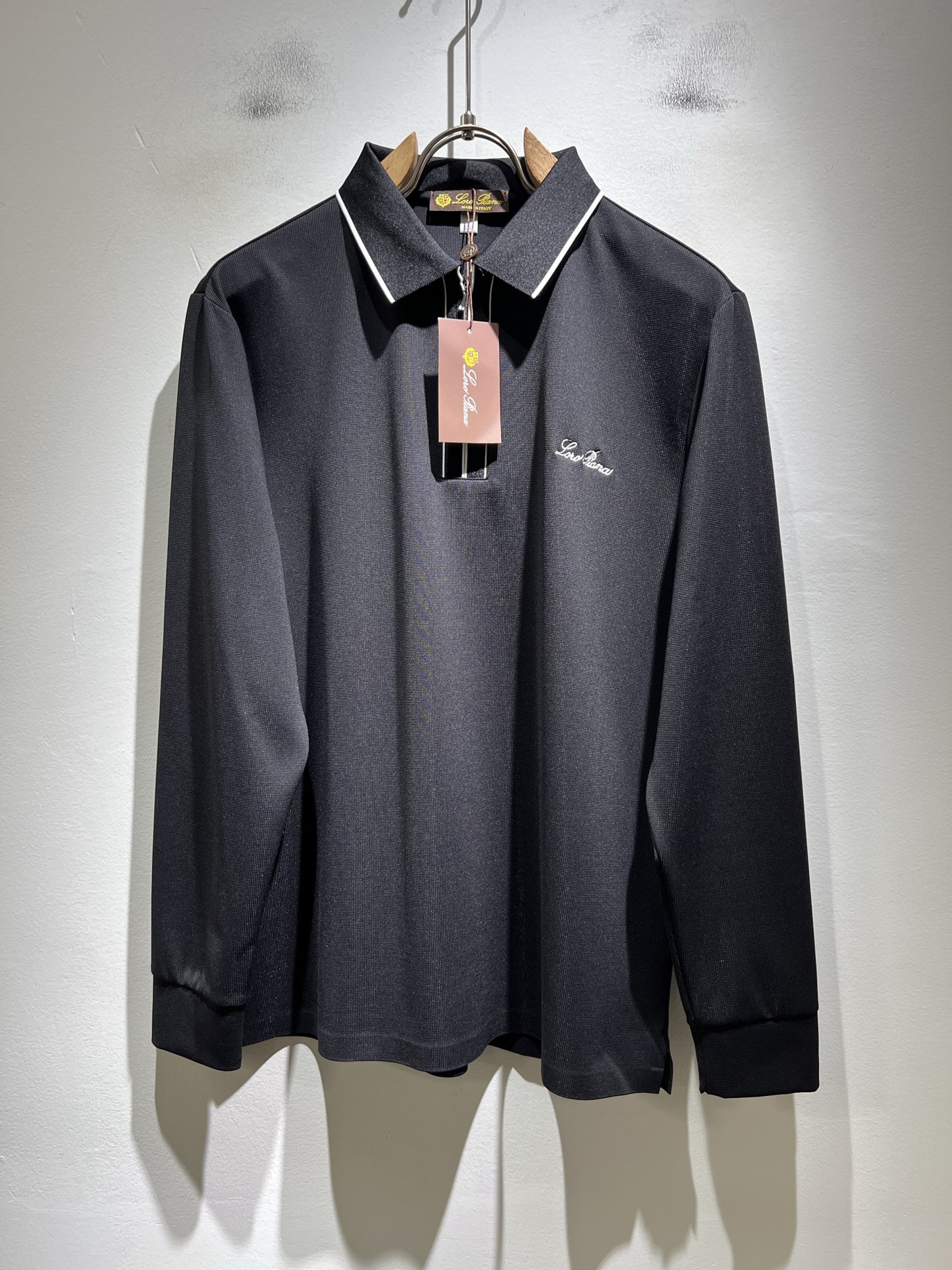 NO:647836,Loro Piana 2025 autumn and winter men's lapel long-sleeved Polo shirt, the latest trade order, full condition!  !  Internet celebrity model!  The upper body is comfortable and breathable, not stiff, and the overall body has a rich three-dimensional sense. Quality export order, logo embroidery design on the chest!  Customized and exclusive elastic spandex fabric tailoring to meet the simple needs of commuters. The upper body effect is very good, slimming, and not picky about the figure. The fabric workmanship... is impeccable. Only good workmanship and good fabrics can make you wear a good taste. It is a must-have item for everyone!  Size M-3XL,,loro piana,alexander wang19860909Loro Piana诺悠翩雅 2025秋冬男士翻领长袖Polo衫,最新的贸易订单,全品相！！网红款！上身舒适透气,不僵硬,整体有着丰富的立体感,品质出口订单,胸前logo图案刺绣设计！定制专属弹力氨纶面料剪裁,满足通勤人们对于着装的简约需求,上身效果很好,显瘦,不挑剔身材.面料做工....无可挑剔,好工艺好面料才能穿出好品味一款,人手必备单品！尺码M-3XL,,loro piana,alexander wang,Men's clothing