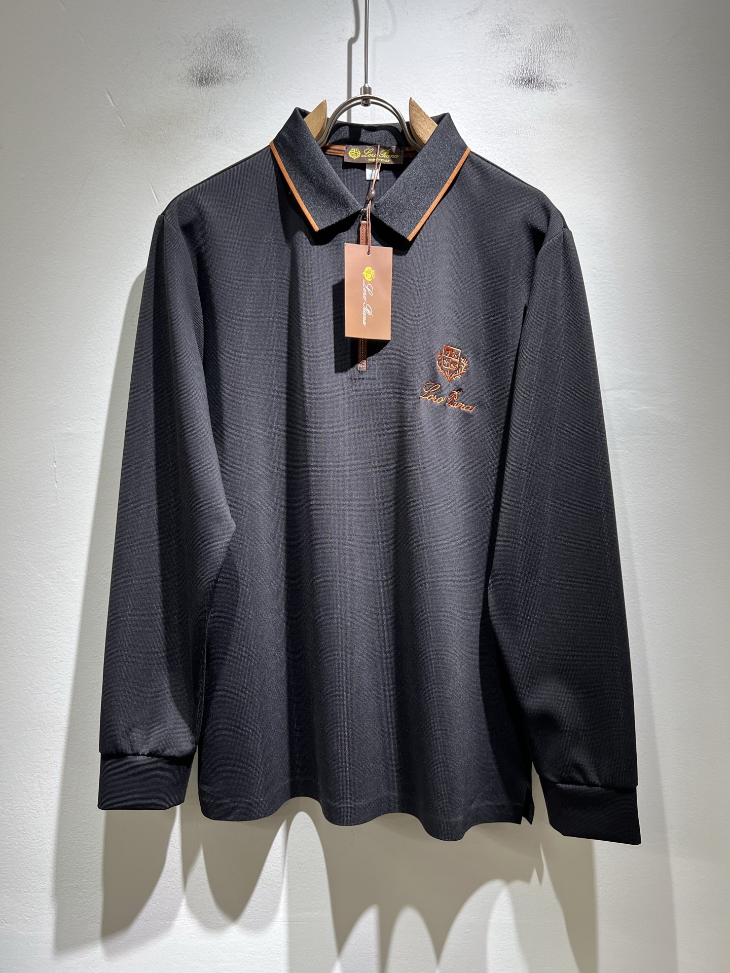 NO:645711,Loro Piana 2025 autumn and winter men's lapel long-sleeved Polo shirt, the latest trade order, full condition!  !  Internet celebrity model!  The upper body is comfortable and breathable, not stiff, and the overall body has a rich three-dimensional sense. Quality export order, logo embroidery design on the chest!  Customized and exclusive elastic spandex fabric tailoring to meet the simple needs of commuters. The upper body effect is very good, slimming, and not picky about the figure. The fabric workmanship... is impeccable. Only good workmanship and good fabrics can make you wear a good taste. It is a must-have item for everyone!  Size M-3XL,,loro piana,alexander wang19860909Loro Piana诺悠翩雅 2025秋冬男士翻领长袖Polo衫,最新的贸易订单,全品相！！网红款！上身舒适透气,不僵硬,整体有着丰富的立体感,品质出口订单,胸前logo图案刺绣设计！定制专属弹力氨纶面料剪裁,满足通勤人们对于着装的简约需求,上身效果很好,显瘦,不挑剔身材.面料做工....无可挑剔,好工艺好面料才能穿出好品味一款,人手必备单品！尺码M-3XL,,loro piana,alexander wang,Men's clothing