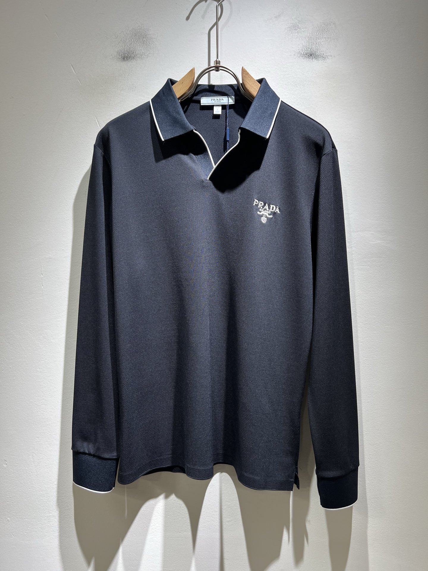 NO:645720,Prad*P*DA 2025 autumn and winter new classic element Polo shirt, classic and elegant style, can be worn for ten years and still popular, you must collect a few pieces, rare and exquisite style, you must collect it!  A piece of good taste!  It is so important that no matter what season it is, it is made of 100% imported top-quality elastic spandex fabric!  Fine weave!  solid!  Recognized as one of the best cottons in the world!  The feel and texture are perfect! Logo embroidery design on the chest!  Perfectly enriching everyone’s visual sense!  Make you feel clean and neat!  Fashionable and good-looking!  !  Wearing this short-sleeved shirt from Prada, you will know what the world is worth!  PRADA has always been the quality life pursued by European aristocrats and upper-class people. This simple casual and versatile T-shirt is a personal luxury item with fashionable colors. Luxurious materials and rigorous craftsmanship are the main tools for PRADA fans. The flat and stylish round neck, the version is warm and comfortable, easy to wear and match, with its own accent and handsomeness, it is truly a one-piece that conquers the world!  The brand's design details are very exquisite, and the upper body is light and stylish. You must buy the latest T-shirts every season. In the face of this kind of consumables, it directly saves you the trouble of dressing when going out. There are many letter T-shirts on the market, but this one is rare. The streamlined tailoring and light casual literary temperament give you a perfect look in spring. Anyone who pursues fashion may wish to try it!  Size M-3XL,,prada,prada,T-shirt,tees,t-shirt,alexander wang19860909Prad*普*达 2025秋冬季新款经典元素Polo衫,经典大方的款式,可以穿十年都还是流行的那种,你一定要收藏几件,难得精致极致的款,你一定要收！好品味的一件！重要到哪个季节都绕不开它百分百进口顶级弹力氨纶面料！织法精细！结实！世界公认最好的棉之一！手感质感都极完美! 胸口logo刺绣设计！完美的丰富大家的视觉感！让你感觉干净利落！时尚又好看！！穿上普拉达的这款短袖,才知道什么是人间太值得！PRADA一直都是欧洲贵族和上流社会雅士追求的品质生活这款简易休闲百搭T恤更是穿出个人奢侈的单品色彩时尚 奢侈的材质和严谨的工艺是PRADA圈粉的主要利器平整有型的圆领,版型温暖舒适好穿又好搭,自带腔调和帅气,真正的一款打天下！品牌的设计细节十分考究,上身轻便有型,每季都要入手最新的T恤,面对这种消耗品,直接省了你出门穿搭的烦恼,市面上的字母T恤有很多,但这款还很难得一见了,信手拈来的流线剪裁,淡淡的休闲文艺气质,给足春日的排面,每个对时髦度有追求的你,都不妨上身一试！尺码M-3XL,,prada,prada,T-shirt,tees，t-shirt,alexander wang,Men's clothing