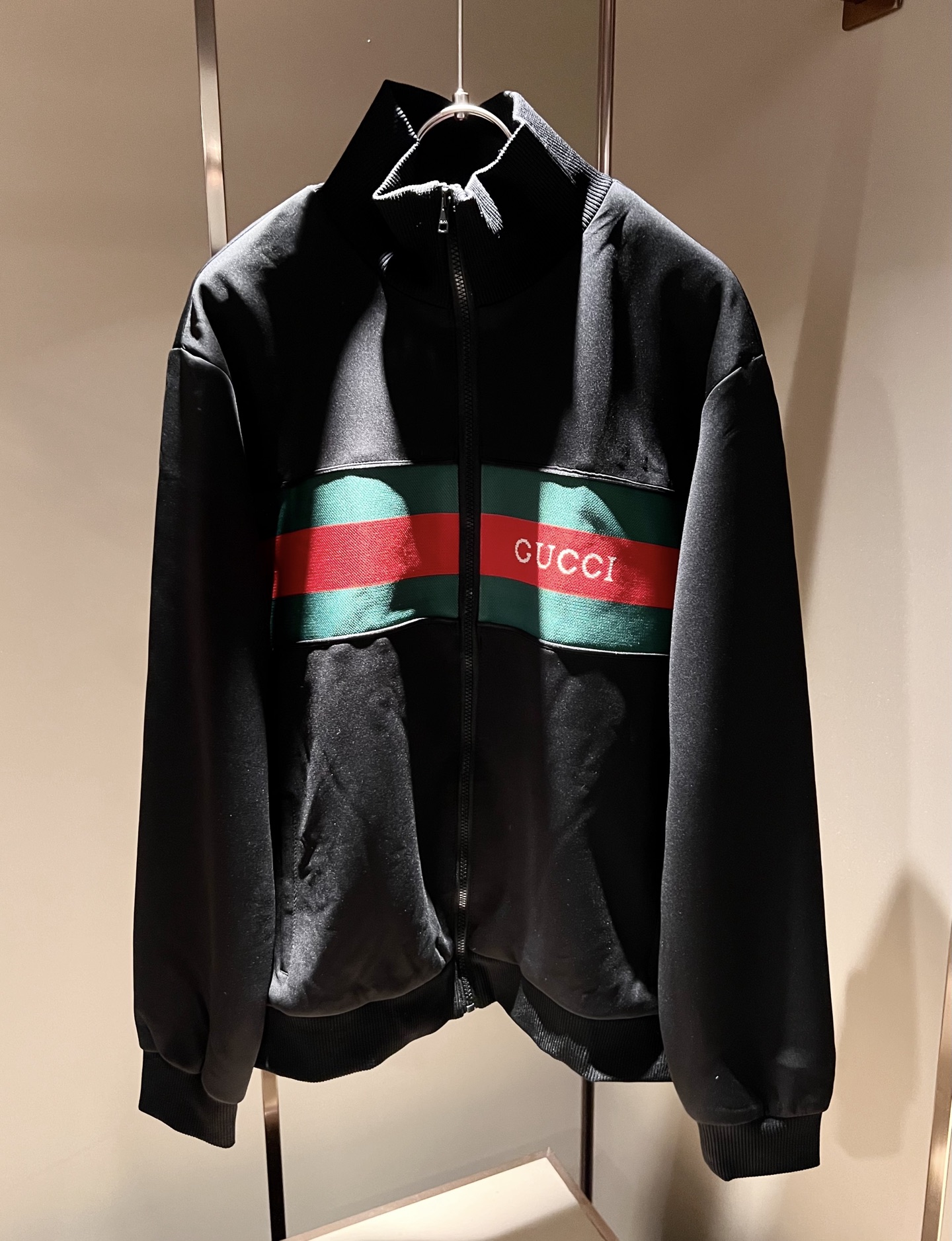 NO:647827,Gucc*Gujia's latest 2025 autumn and winter suits for men and women are rarely available through trading company channels and will be sold simultaneously on the official website!  New fashion element design!  Logo letter pattern logo crochet design!  Injecting full vitality into the new series, it is made of imported pure cotton fabrics supplied by customers. The fabric feels soft and delicate against the skin, and has an extremely comfortable and breathable wearing experience. The whole item is very eye-catching and fashionable, and is deeply loved by young people today!  Basic loose round neck cut, unisex style regardless of age and gender, suitable for matching all styles and looks you need in daily life!  It is recommended to wear couple outfits when going out on the street, it will be more eye-catching!  Size:XS-L,,gucci,gucci,alexander wang19860909Gucc*古家 2025秋冬最新男女同款套装,贸易公司渠道稀出,同步官网发售 ！ 新时尚元素设计！标识字母图案logo钩织设计！为全新系列注入满满活力,选客供进口纯棉面料制成,面料手感亲肤柔软细腻,拥有着无比舒适透气性的穿着体验,整件单品极具吸睛度与时尚感,深受当下年轻人的喜爱！基础宽松的圆领版型裁剪,不分年龄与性别的中性款式,适合搭配你日常所需的所有风格与造型！建议搭配情侣装出街会更为养眼出色！尺码:XS-L,,gucci,gucci,alexander wang,Men's clothing