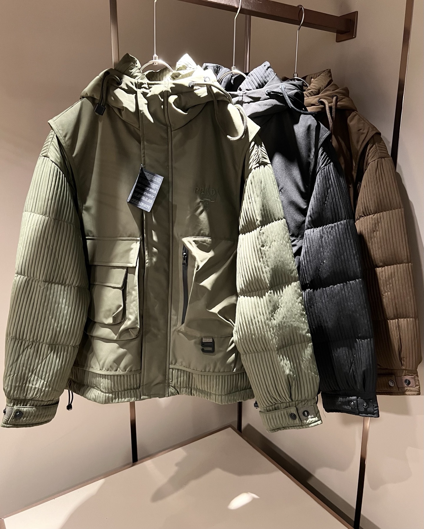 NO:647847,Prad*a P*da fake two pieces!  2025 autumn and winter two-piece down jackets for men and women, ready-made Prad* down fabric jackets, waterproof down jackets and warm jackets!  Prada has relaunched the classic Prada Linea Rossa into the market and created it as an iteratively updated technology series that responds to the core content of the 21st century ideology. Obviously this is the flagship of the P family's down series, suitable for the youthful spirit of men and women of all ages!  I won’t go into too many details. They are all top-notch accessories. This model of Prada has everything a top-grade down jacket or jacket should have, or in other words, it will only be better!  !  Windproof zipper closure, chest hardware logo decoration, chest embroidery logo design!  The outer layer of the counter is made of coated polyester fiber. It is leak-proof, waterproof and windproof. It is a holy product!  Nanotechnology fabric with high electrical conductivity is beneficial to body temperature regulation!  The down liner is also waterproof nylon fabric, filled with 95 white duck down. Soft and comfortable, simple design suitable for any age group. Same style for men and women. Sizes: M-3XL,, prada, jackets & coats, jackets & coats, down jacket, alexander wang19860909Prad*a 普*达假两件！2025秋冬男女同款两件套羽绒服外套,现货 Prad* 羽绒面料夹克 防水羽绒服保暖外套！Prada将经典Prada Linea Rossa再次推出市场,打造为迭代更新的科技系列,回应21世纪意识形态的核心内容. 很显然这是P家羽绒系列的扛鼎之作,适合于一切年轮的男女情侣款青春精神！ 细节方面我就不多讲了,全是顶配,一件顶级羽绒服或者一件夹克该有的,此款Prada都占全了,或者说,只会更好！！防风拉链开合 胸前五金logo装饰 ,胸前刺绣logo图案设计！柜台外层采用涂层聚酯纤维制成.防漏绒防水防风,可谓圣品！高导电能力的纳米技术织物,有利于体温调节！羽绒内胆也是防水尼龙面料,内填充95白鸭绒.软糯舒适,适宜任何年龄段的简单设计.男女同款.尺码: M-3XL,,prada,jackets & coats,jackets & coats,down jacket,alexander wang,Men's clothing