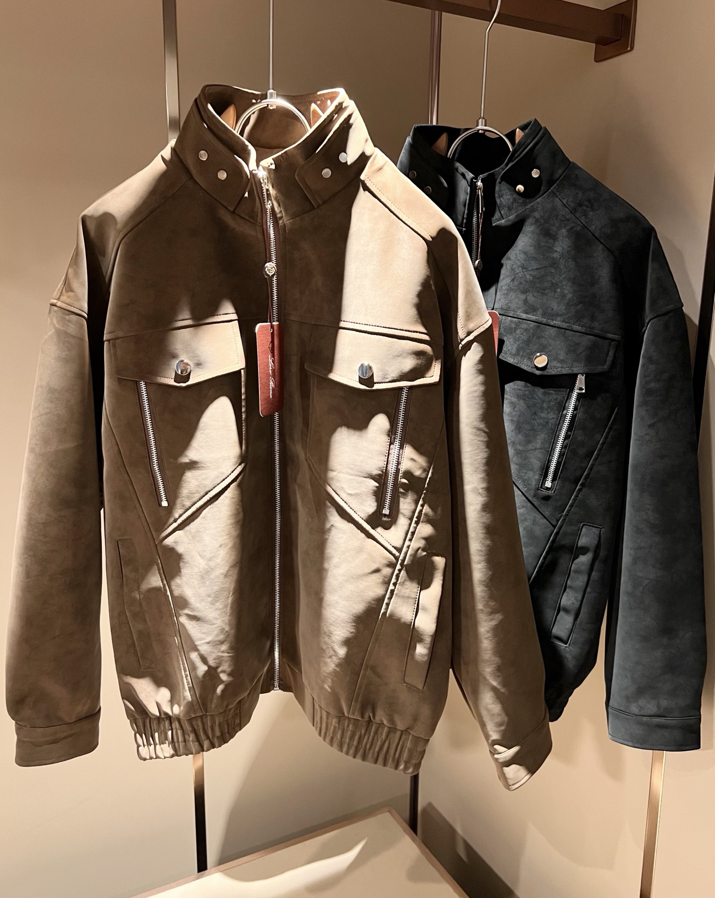 NO:647816,Loro Piana 2025 autumn and winter new men's casual jackets, orders from foreign trade companies!  Made of customer-washable leather, one of the classic proprietary fabrics!  The texture is light, soft and delicate to the touch, but the shape is straight and stylish!  It adopts a multi-layer structure and is windproof. The pockets are decorated with details, which is the ultimate luxury... Perfect interpretation of high-quality appearance. Customized original hardware is provided!  Size M-3XL,,loro piana,jackets & coats,jackets & coats,alexander wang19860909Loro Piana诺悠翩雅 2025秋冬新品男士休闲夹克外套,外贸公司订单！客供洗水皮材质,经典的专有织物之一！ 质地轻盈、触感又柔软细腻、但型态又笔挺有型！ 采用多层结构、具备防风性能. 口袋饰有细节、奢华极致… 完美演绎高品质品相.客供定制原版五金！尺码M-3XL,,loro piana,jackets & coats,jackets & coats,alexander wang,Men's clothing