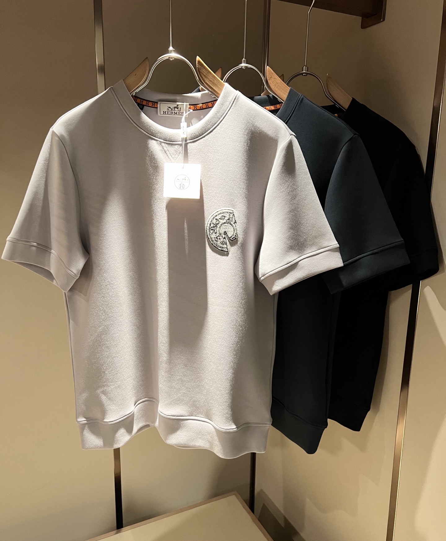 NO:647813,Her*mes 2025 autumn and winter new men's short-sleeved bottoming shirt, a newly upgraded and versatile basic style, low-key luxury, and a choice of quality!  Select high-quality selected pure cotton fabrics!  It is made to enjoy a relaxed and comfortable wearing experience, with super vertical performance. It has a strong artistic sense and iconic logo embroidery design. The craftsmanship is meticulous and highly recognizable, showing a new brand micro-label culture!  Classic and perfect design, precise cutting. Simple and elegant style, but also able to show fashionable charm in daily casual life. Sizes M-4XL, T-shirt, alexander wang19860909Her*mes爱*仕2025秋冬新款男士短袖打底衫,全新升级百搭基础款,低调奢华,品格之选！甄选优质精选纯棉面料！打造而成,享受轻松自在的穿着体验,有着超强的垂直性能 艺术感极强标志性logo刺绣工艺设计,工艺细致,辨识度极高,展现全新品牌微标文化！经典完美版型设计,在裁剪上精准到位.简约大气风格,又能在日常休闲生活中展现时尚魅力.尺码M-4XL,,T-shirt,alexander wang,Men's clothing